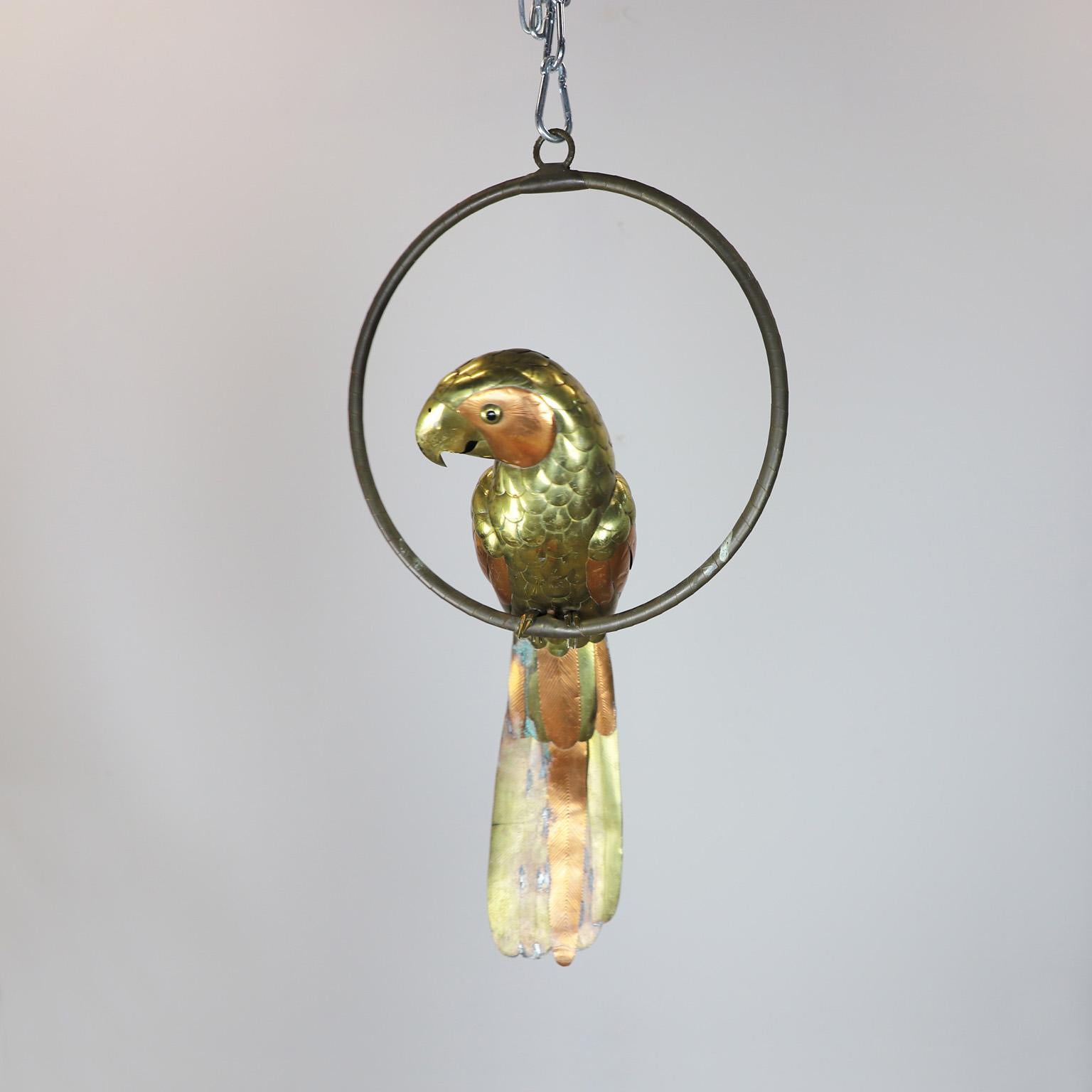 Sergio Bustamante Skulptur eines Aras auf einem hängenden Barsch (Moderne der Mitte des Jahrhunderts) im Angebot