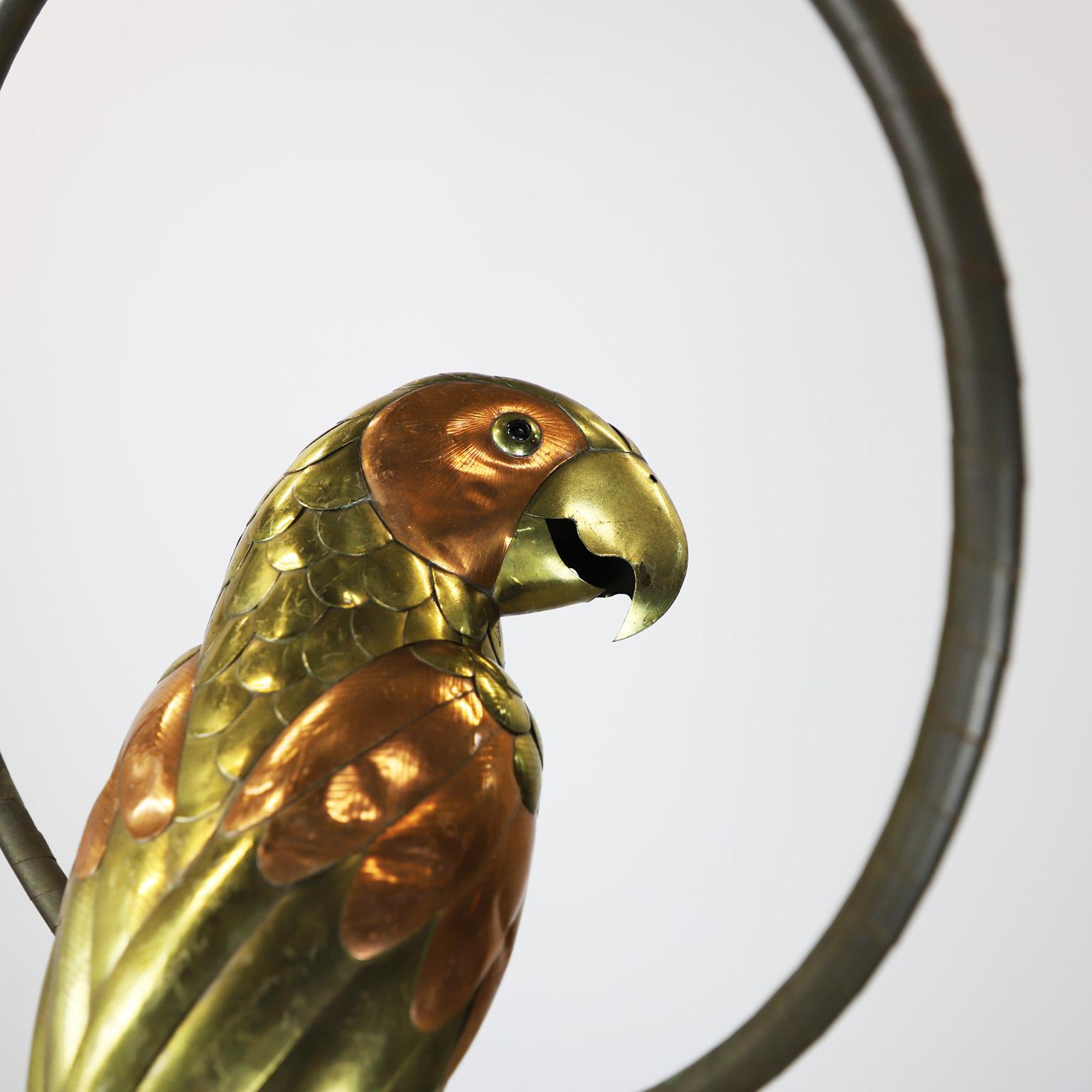 Sergio Bustamante Skulptur eines Aras auf einem hängenden Barsch (Mexikanisch) im Angebot
