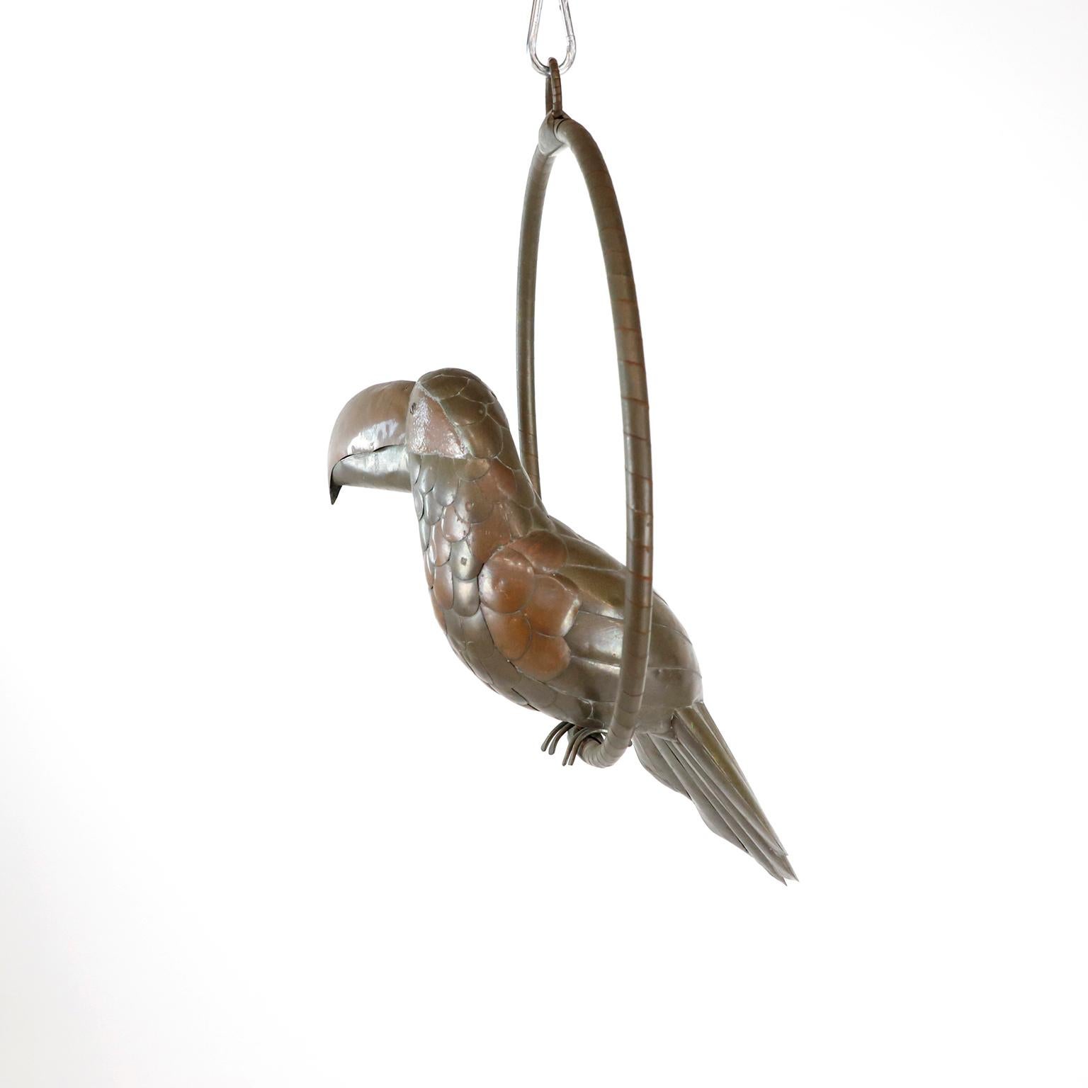 Nous proposons cette sculpture de toucan de l'artiste mexicain Sergio Bustamante, vers 1960, réalisée en laiton et cuivre avec une fantastique patine. Présentez quelques détails.
