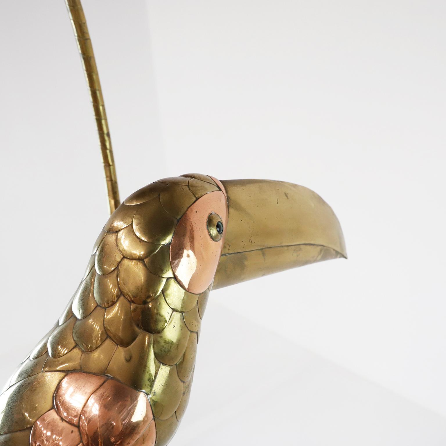 We offer this toucan sculpture by Mexican artist Sergio Bustamante, circa 1960 made in brass and copper. Present some details.