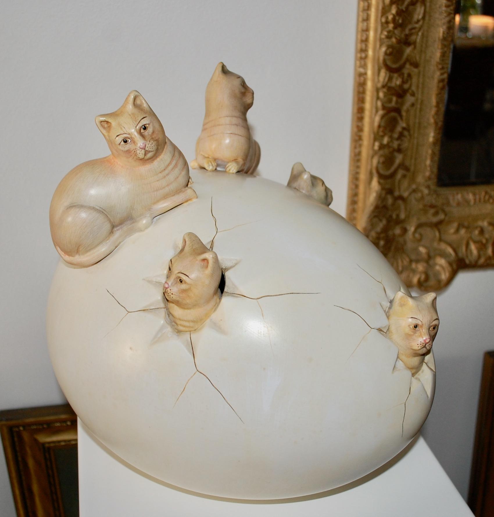  Les chats fuyant de la céramique d'un œuf - Contemporain Sculpture par Sergio Bustamante