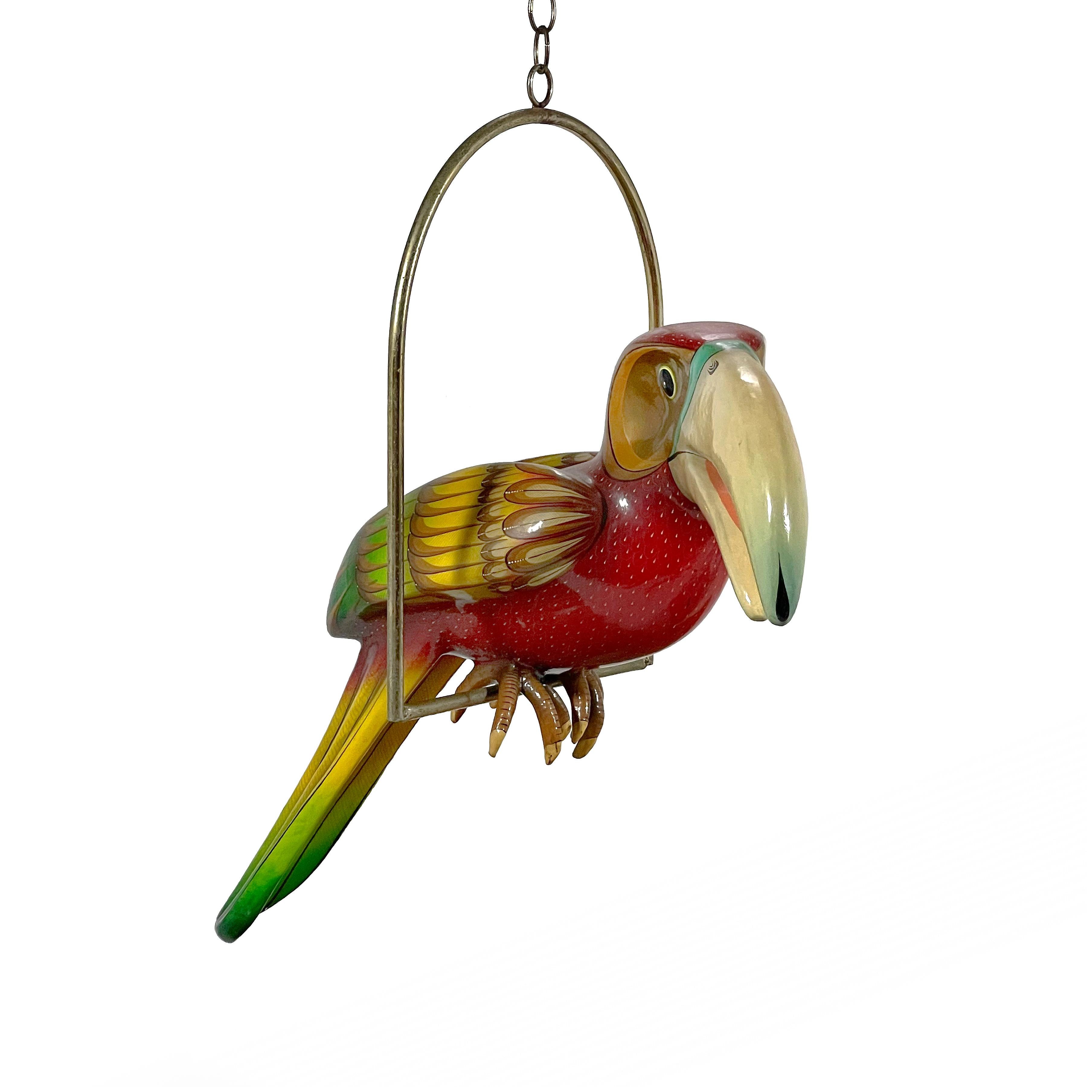 Questo meraviglioso Tucano di cartapesta colorata ha tutte le caratteristiche di un pezzo di Sergio Bustamante, ma manca della sua firma. È splendidamente dettagliata con colori ricchi e vivaci e si trova su un trespolo in ottone. An He dà vita a