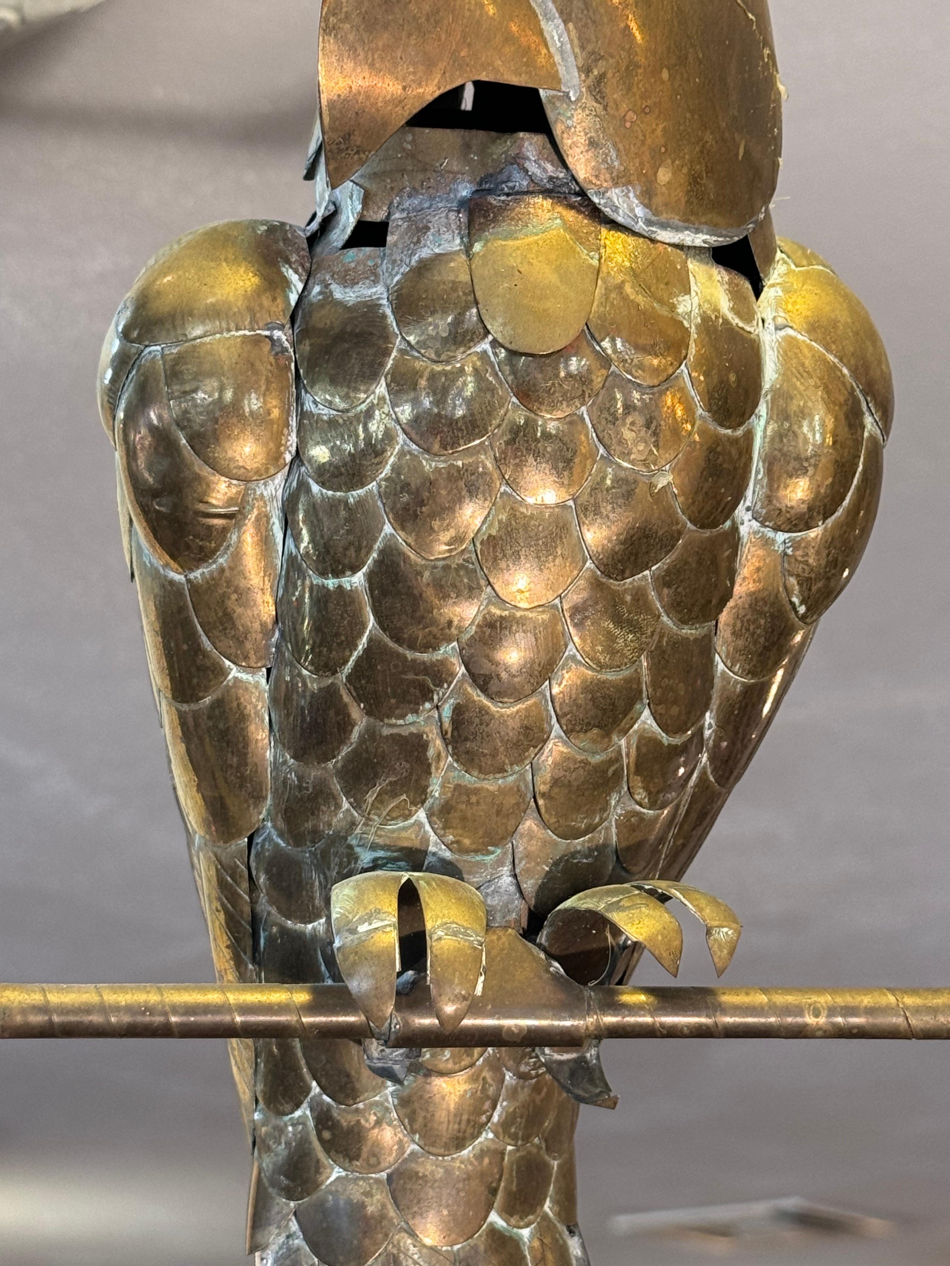 Fin du 20e siècle Sculpture suspendue Cockatoo en métal mélangé Sergio Bustamente en vente