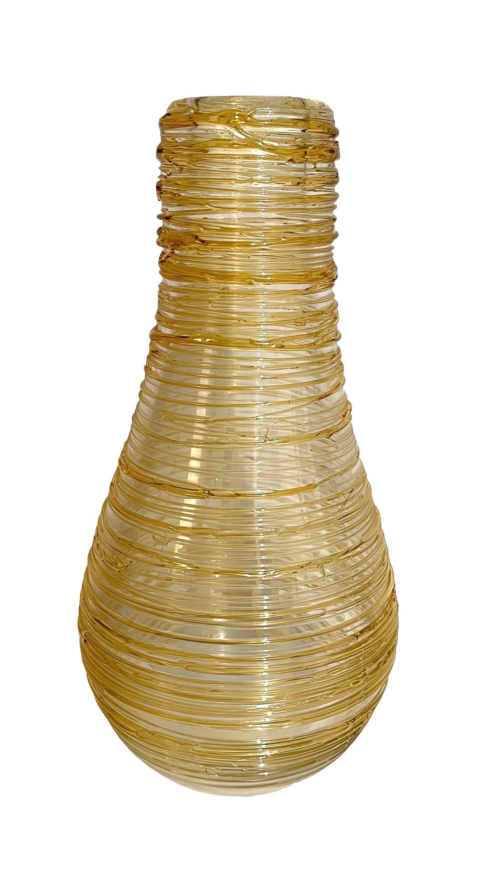 

Dimensions : 15.5 X 7 X 7 in. 
Ce vase de forme organique présente un motif filaire appliqué de couleur or clair qui entoure le corps transparent. Signé de la main de Constantini S. Il provient d'une importante propriété de la région de Palm