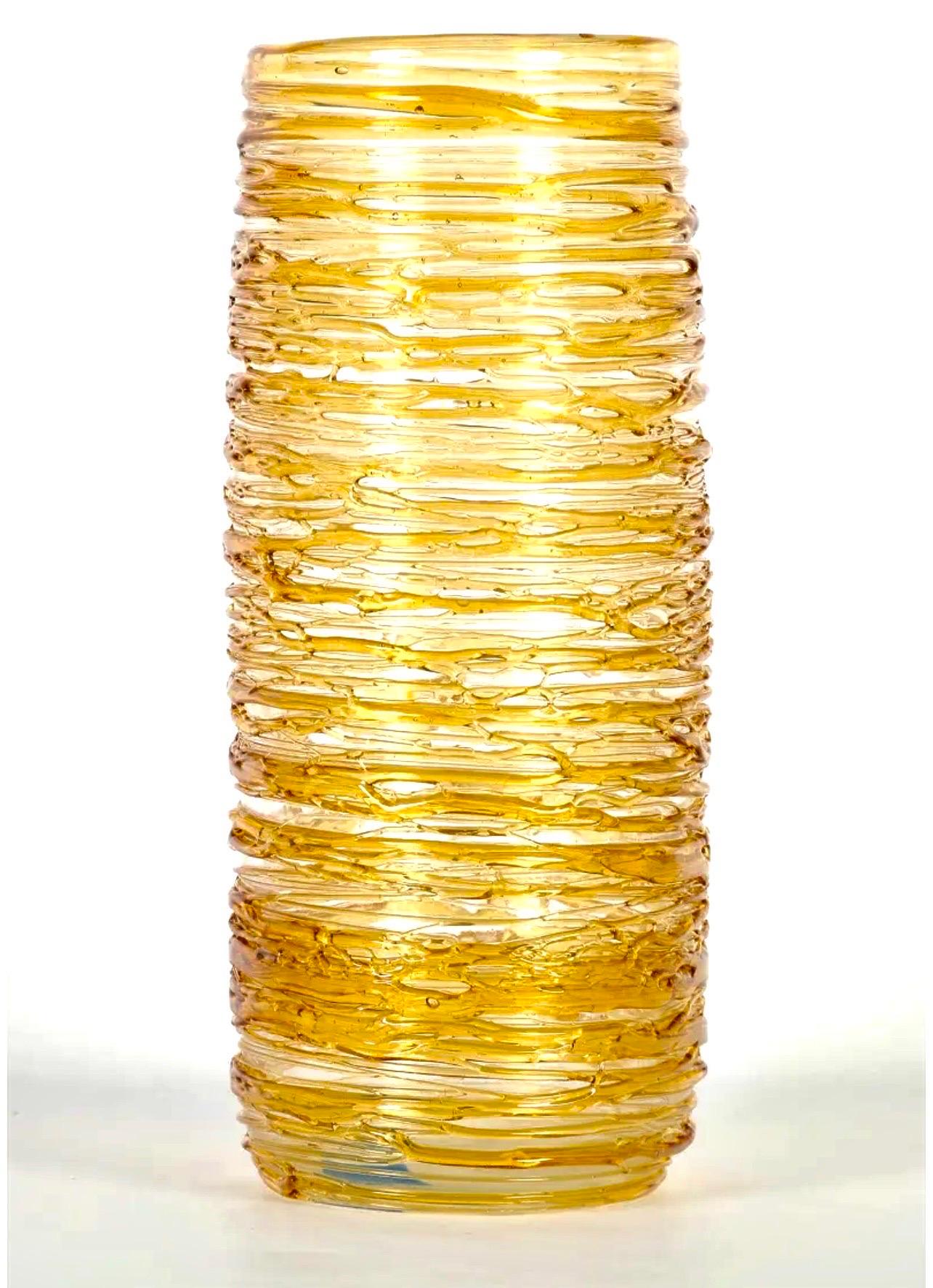 

Dimensiones: 12,5 X 5,25 X 5,25 pulg.
El jarrón de forma orgánica presenta un diseño aplicado de hilo de color dorado claro que envuelve el cuerpo transparente, alrededor. Firmada a mano por Constantini S. Procede de una importante finca de la