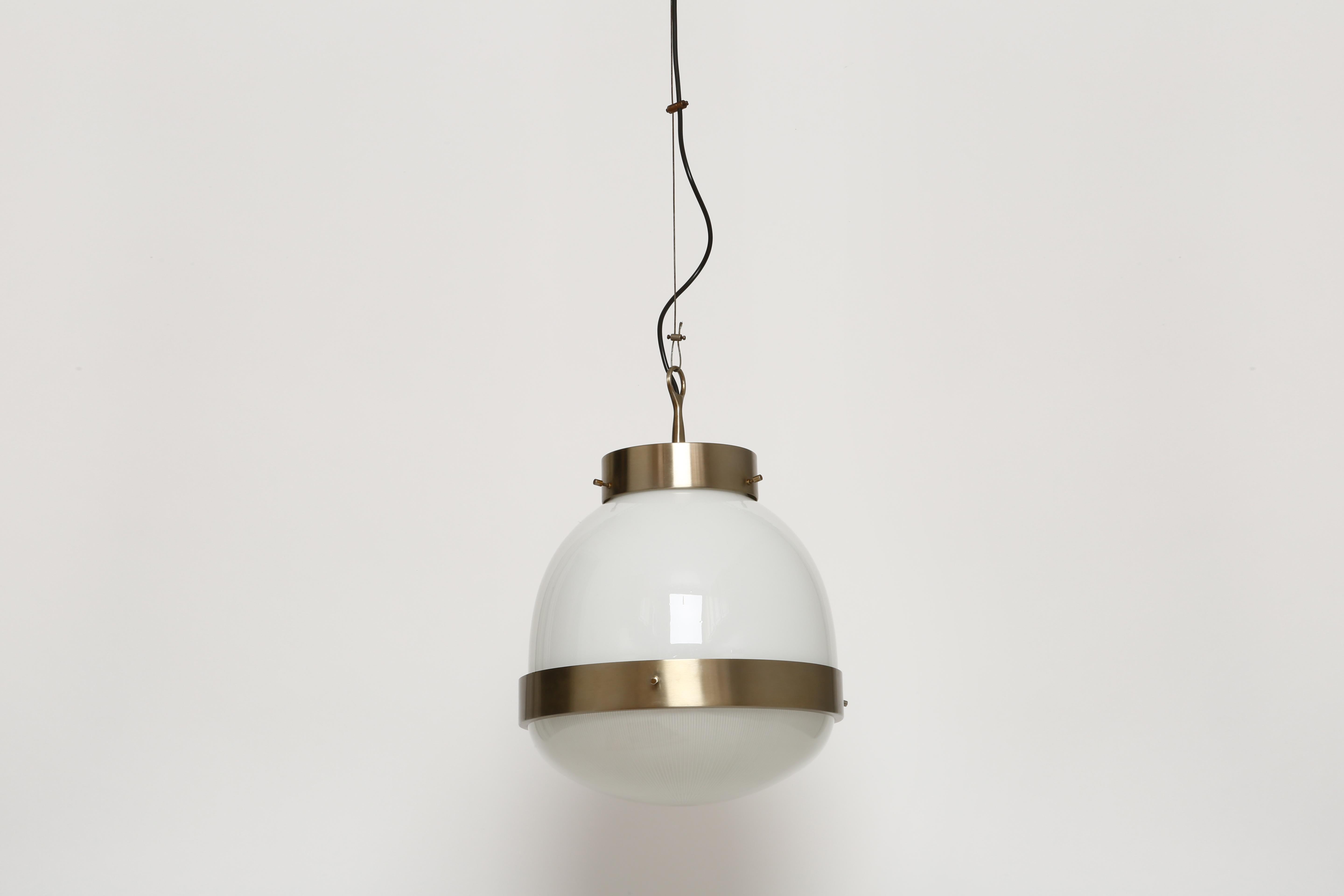 Sergio Mazza ceiling pendant Delta, large.
Textured glass, opaline glass body and nickel-plated brass.
One medium base socket.