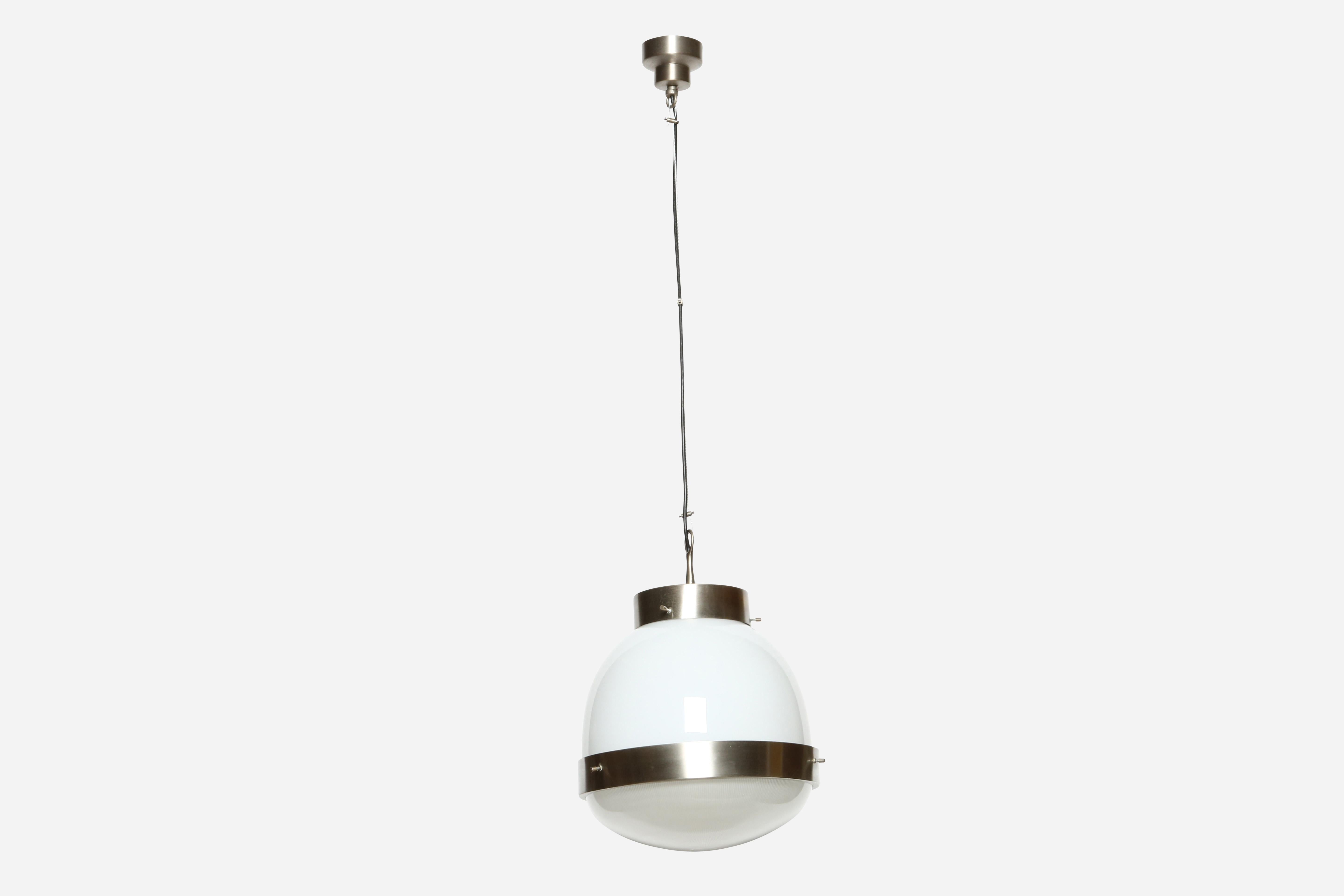 Sergio Mazza ceiling pendant Delta for Artemide.
Italy 1950s.
Textured glass, opaline glass, nickel-plated brass.
One medium base socket.
Complimentary US rewiring upon request.
Height adjustable.