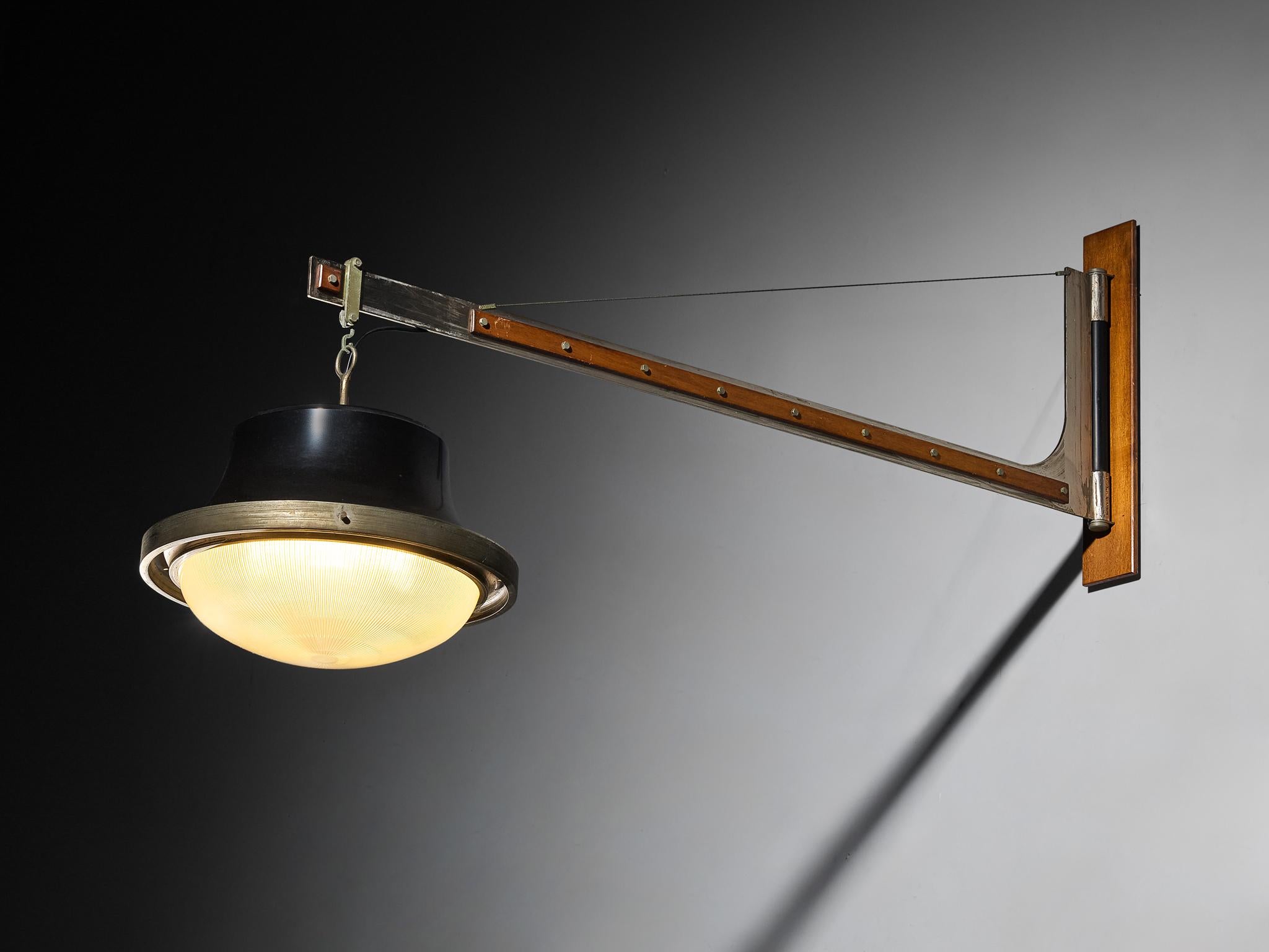 Sergio Mazza for Artemide, wall light from the 'Tau' series, nickel-plated brass, crystal glass, lacquered aluminum, walnut, Italy, 1960s

This wall-mounted lamp is a custom design by Sergio Mazza, commissioned for an Italian residence, which makes