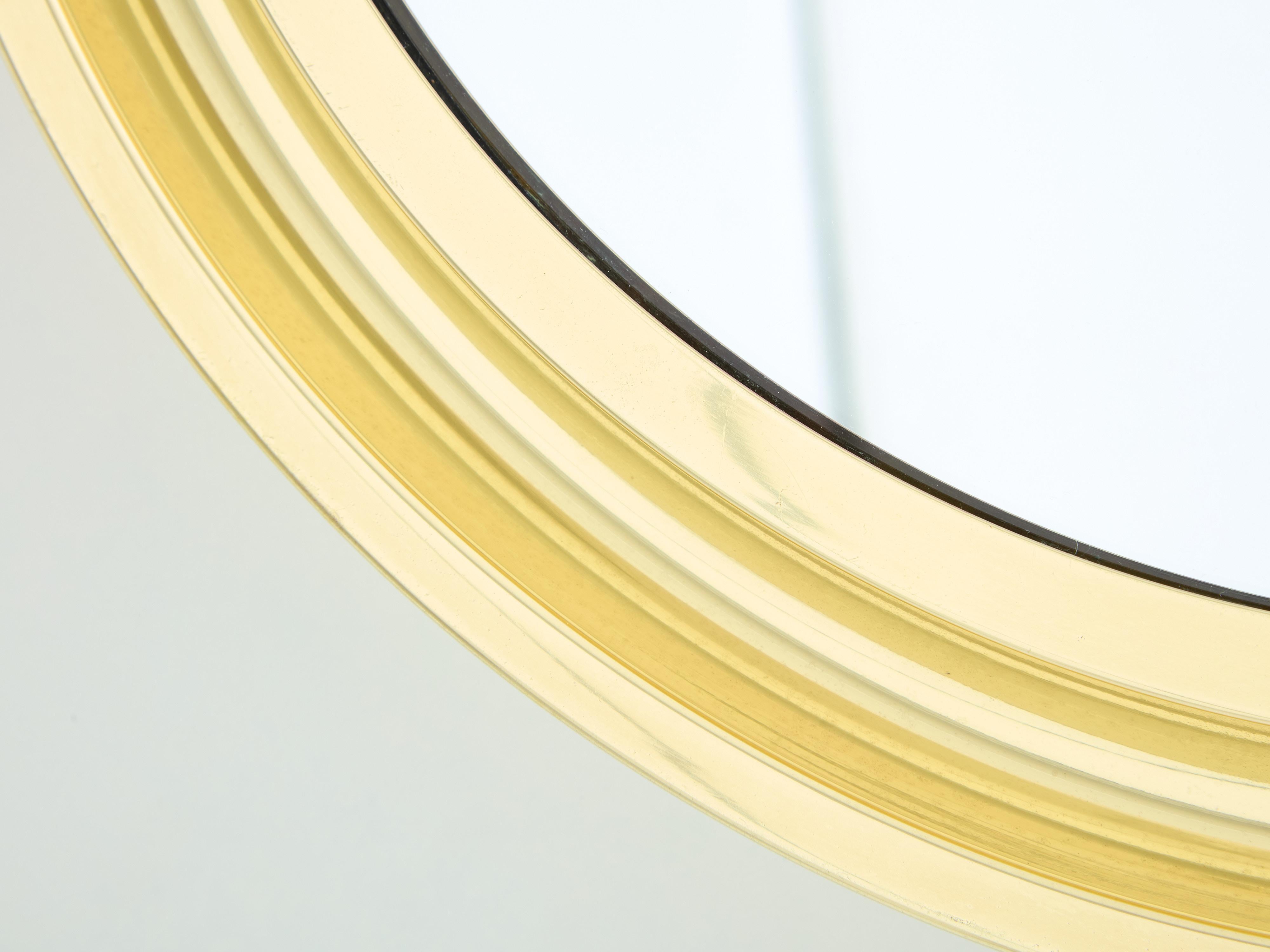 Con il suo sottile design geometrico, questo specchio rotondo in ottone Narciso è stato disegnato dall'italiano Sergio Mazza per Artemide alla fine degli anni Sessanta. Uno specchio perfetto per una piccola consolle, una vanità o una toilette.