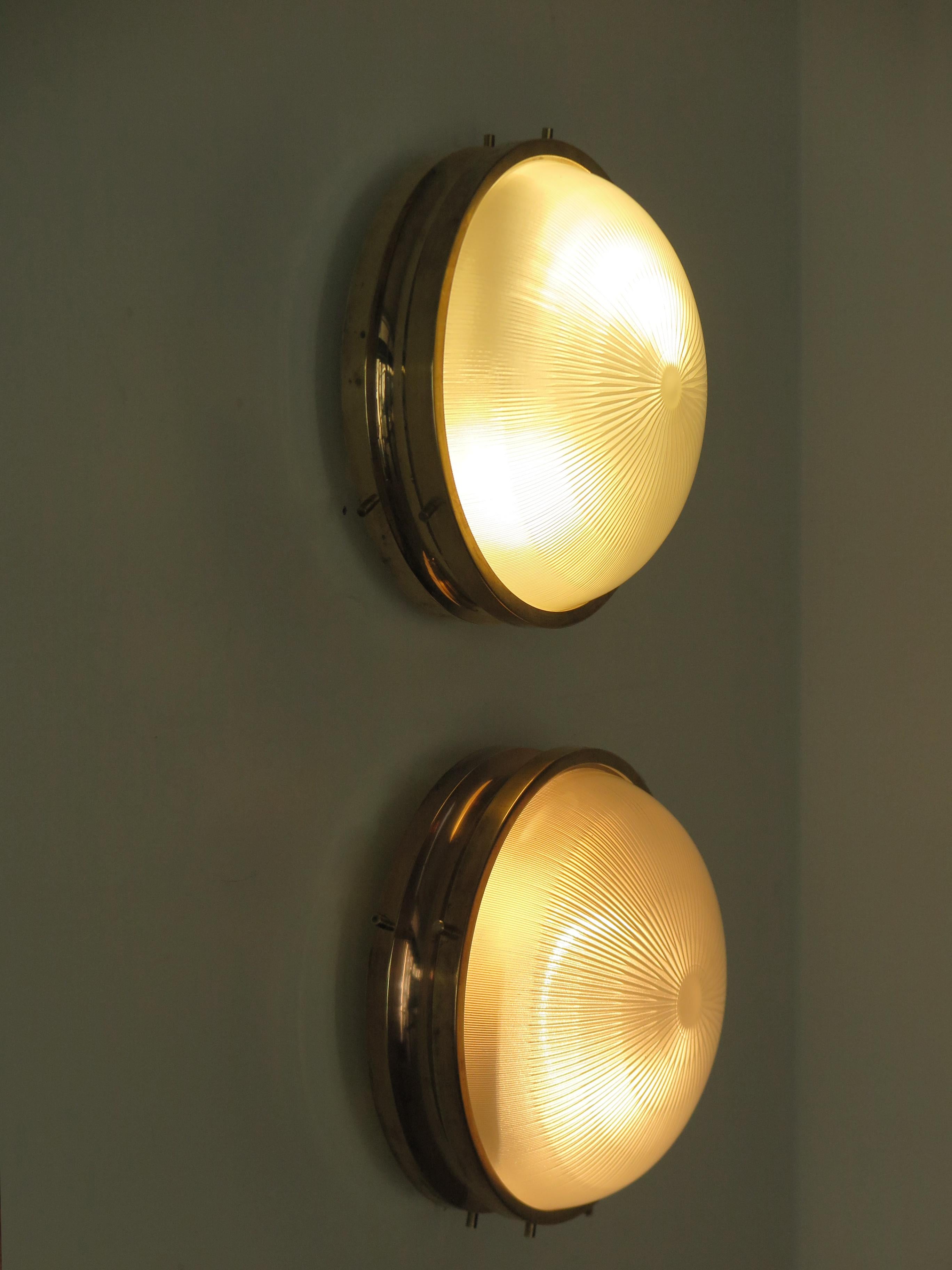 Lampada da parete o da soffitto modello Sigma, disegnata da Sergio Mazza e prodotta da Artemide, con struttura in ottone e vetro stampato, Italia 1960. 

Si prega di notare che le lampade sono originali dell'epoca e presentano i normali segni