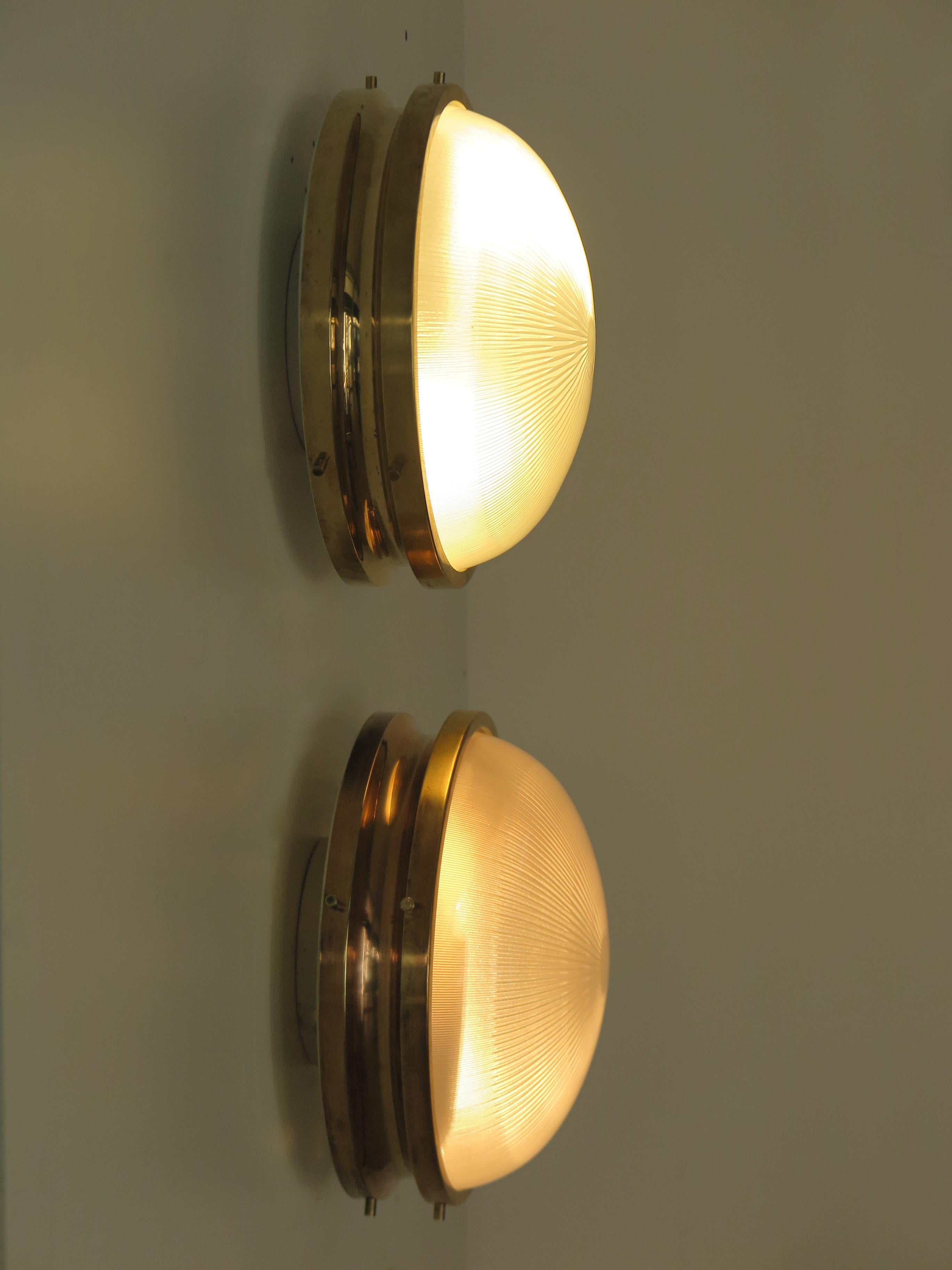 Mid-Century moderno Sergio Mazza per Artemide Applique in vetro d'ottone del Medioevo Model No. 1960 in vendita