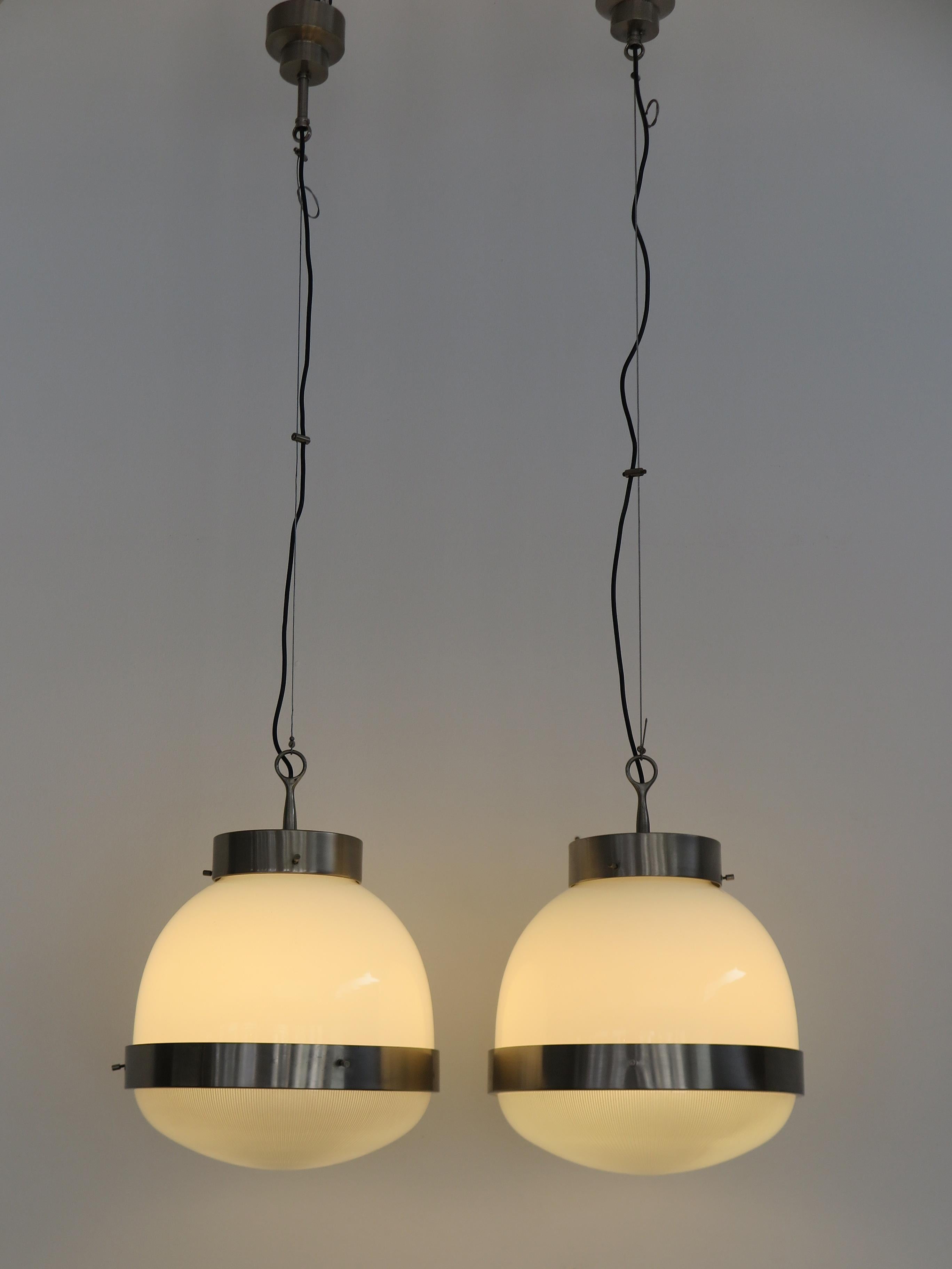 Italienische Mitte des Jahrhunderts modernes Design Satz von zwei Pendelleuchten Modell 