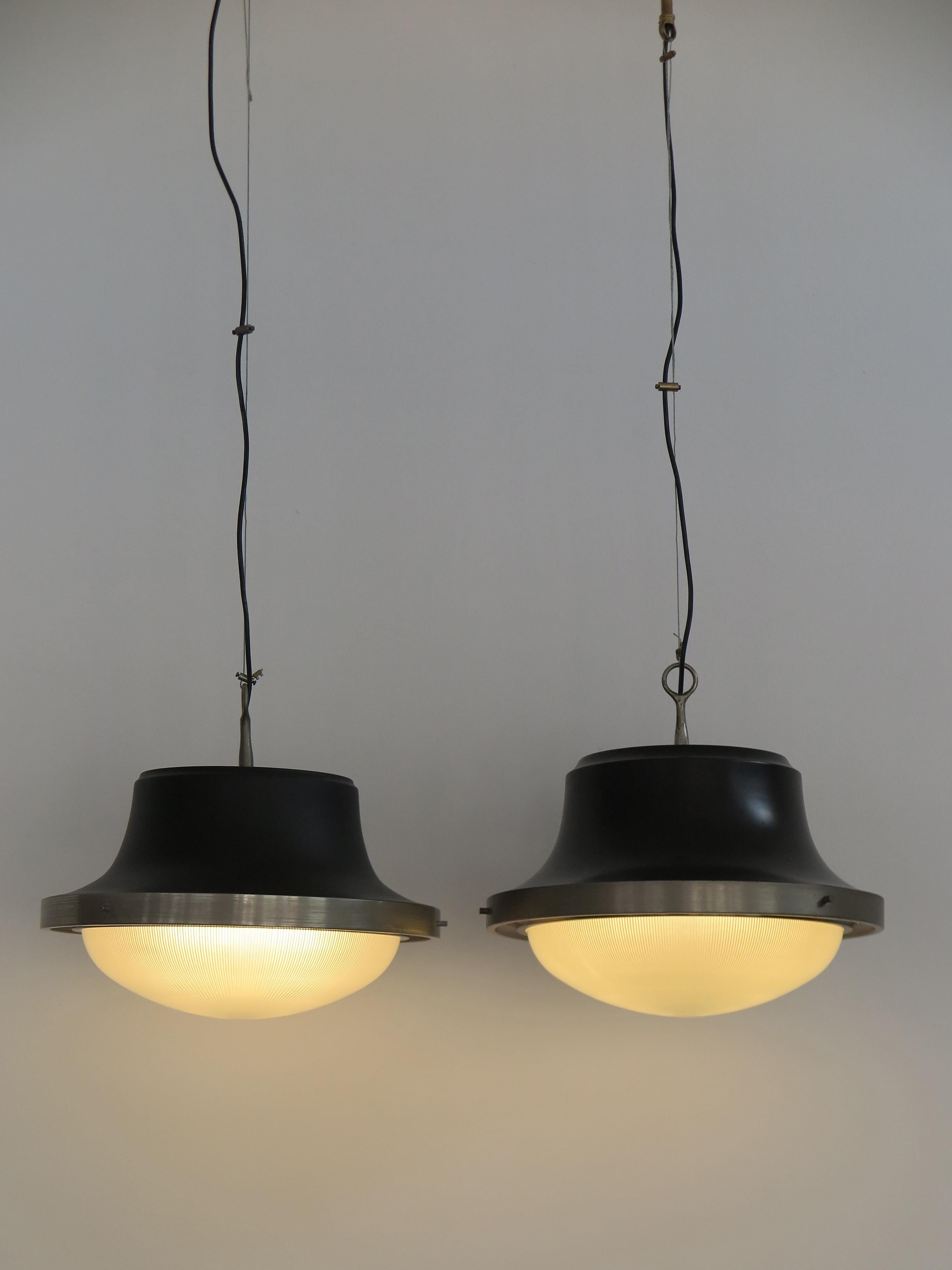 Set di due lampade a sospensione di design italiano della metà del secolo scorso, modello 