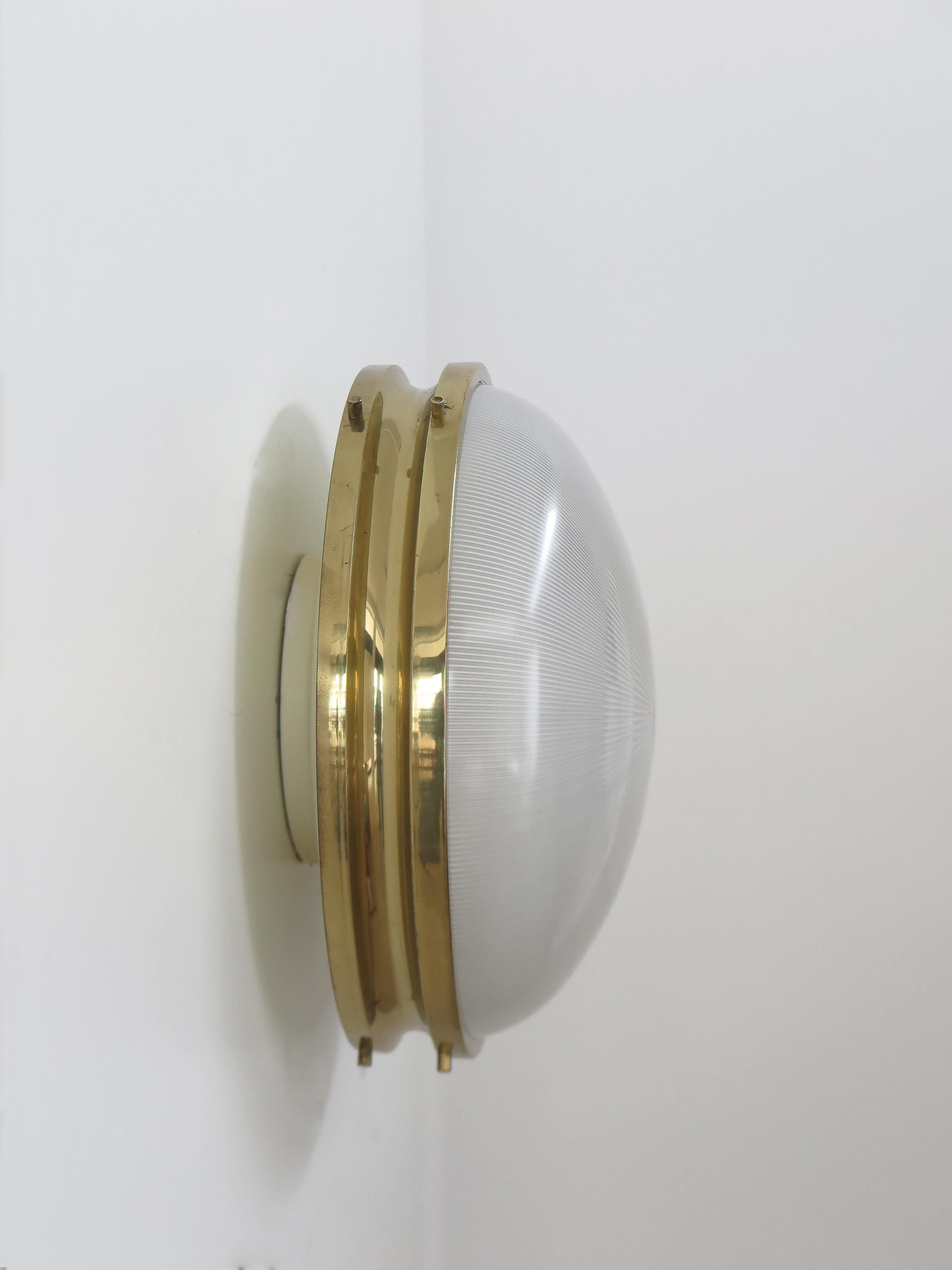 Aplique o lámpara de techo de diseño moderno italiano de mediados de siglo modelo Sigma diseñado por Sergio Mazza y producido por Artemide con estructura de latón y cuenco de cristal moldeado, Italia años 60. 

Ten en cuenta que la lámpara es