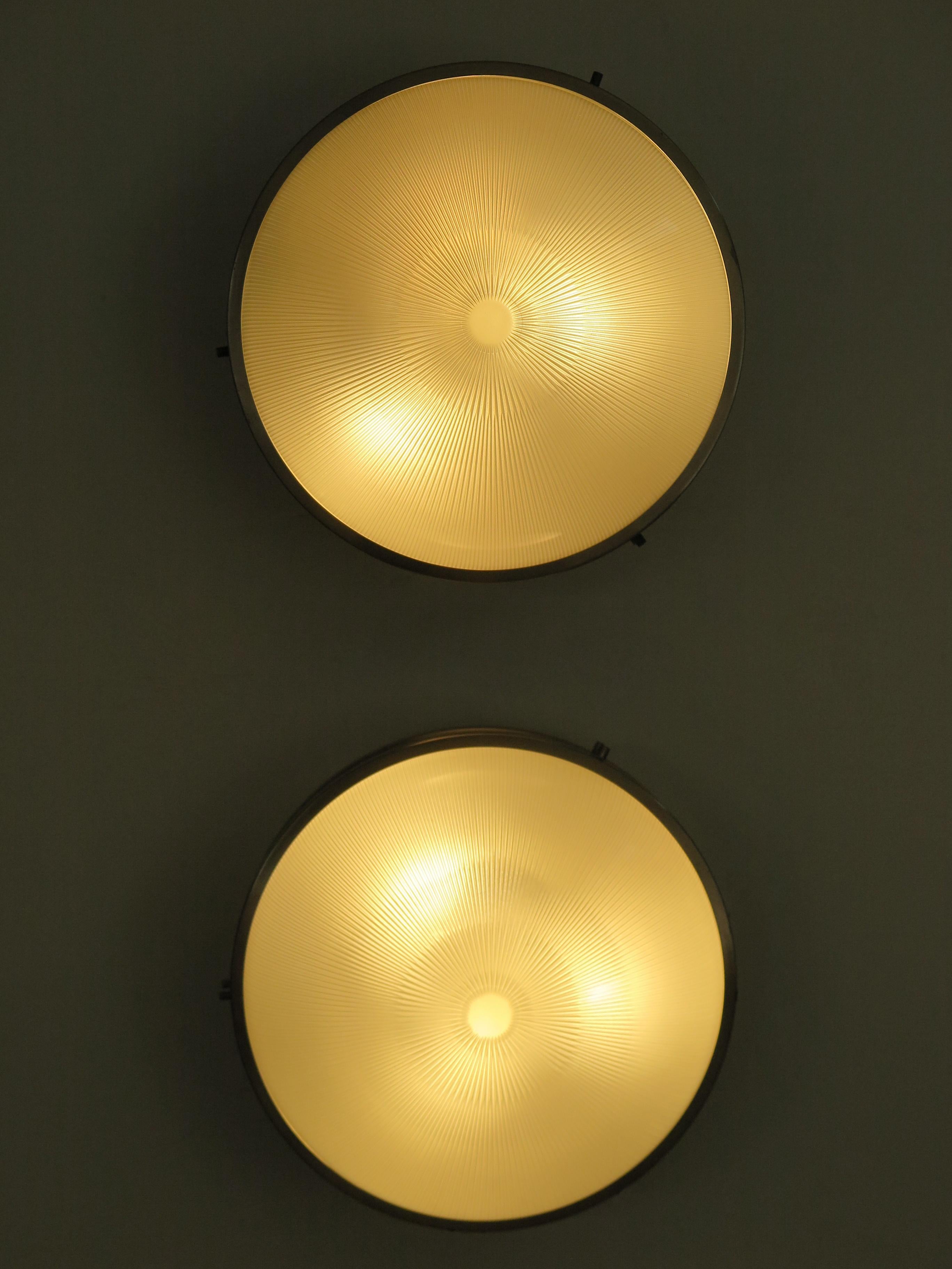 Applique o lampada da soffitto di design italiano della metà del secolo scorso, modello Sigma, disegnata da Sergio Mazza e prodotta da Artemide, con struttura in ottone nichelato e vetro stampato, Italia anni '60. 

Si prega di notare che le lampade