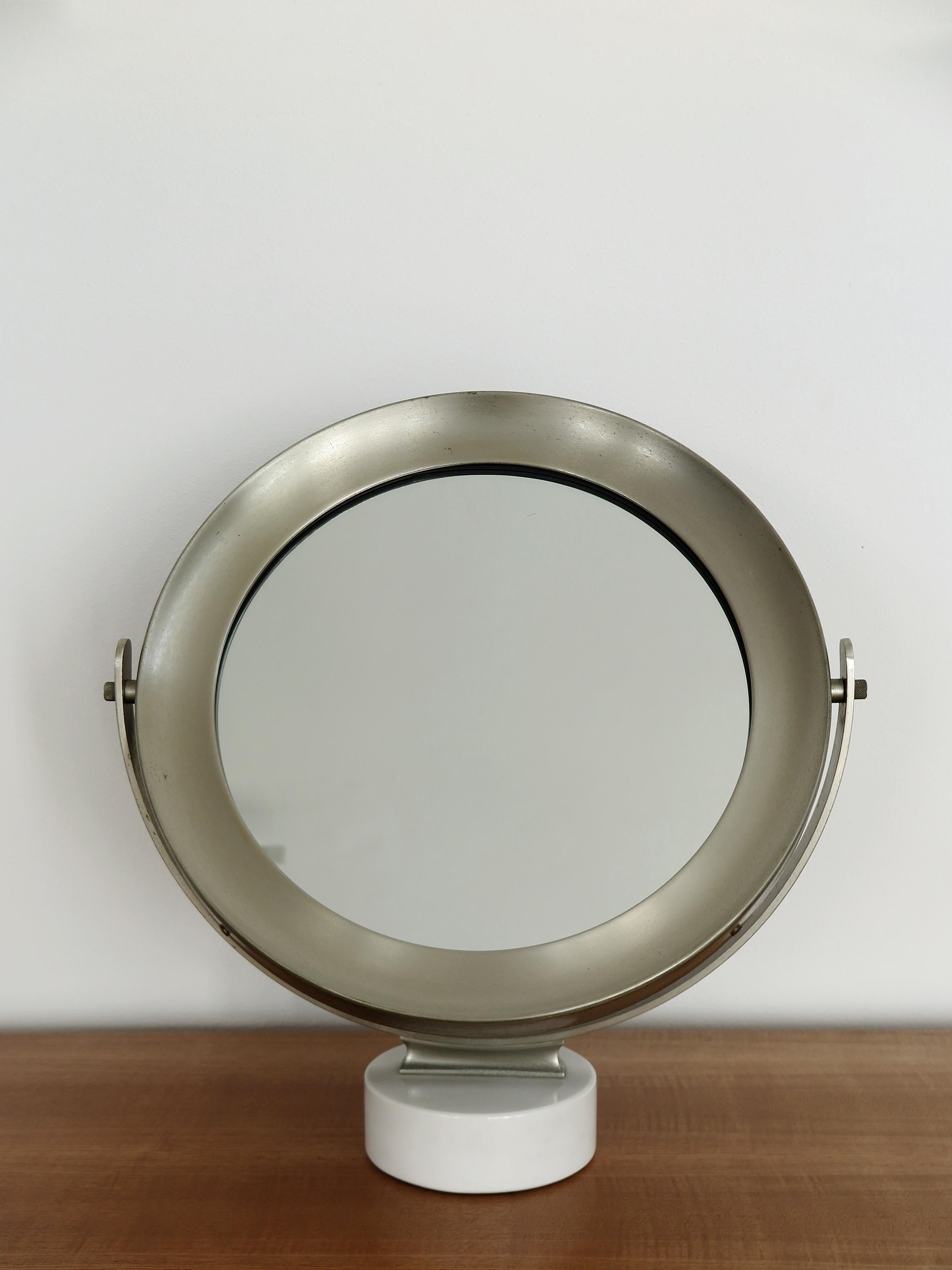 Miroir de table pivotant au design italien du milieu du siècle dernier, modèle Narciso, conçu par Sergio Mazza pour Artemide, avec base en marbre blanc, années 1960.

Veuillez noter que l'article est un original de l'époque et qu'il présente des