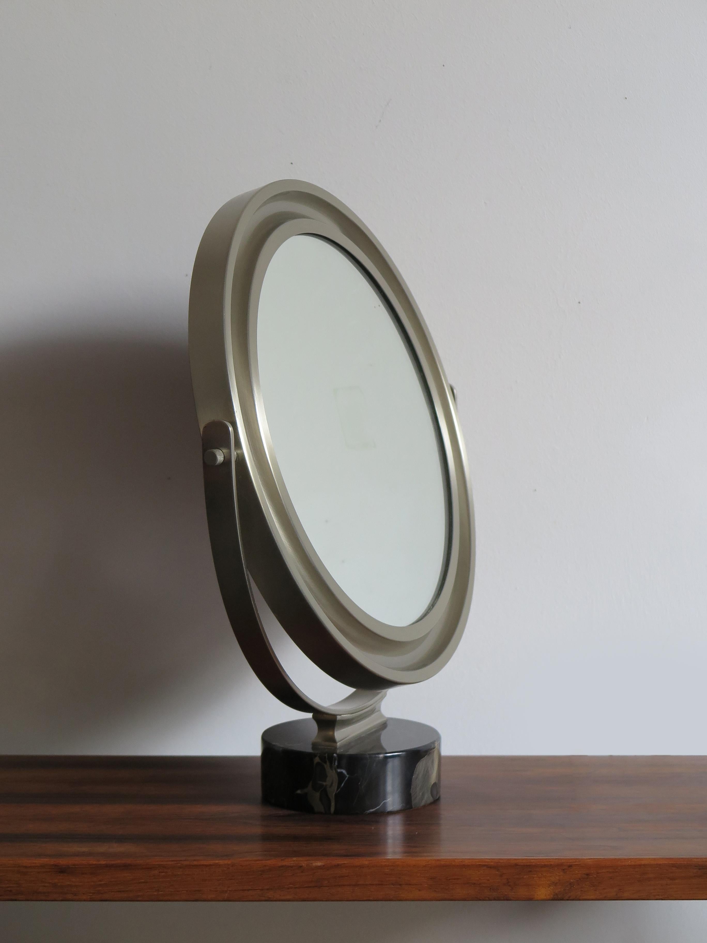 Italian Mid-Century Modern table mirror model Narciso designed by Sergio Mazza for Artemide with marble base, 1960s.

Please note that the item is original of the period and this shows normal signs of age and use.