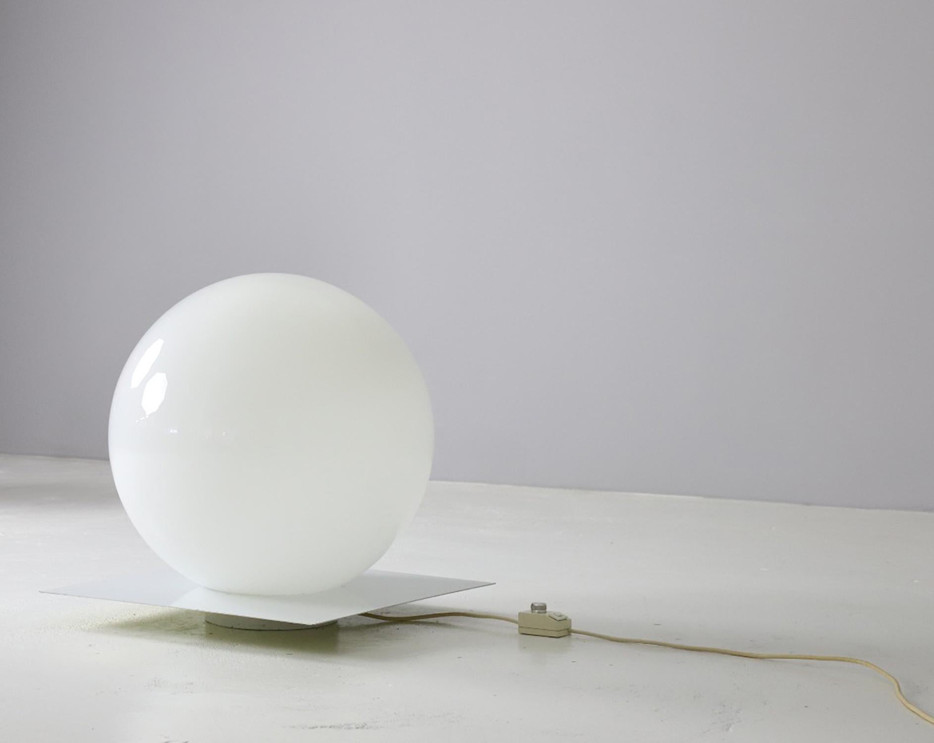 The Micol lamp was designed by Sergio Mazza and Giuliana Gramigna for Quattriflolio, Italy, in 1971. It consists of a hand-blown Murano glass shade supported by a white metal grilled plate. The version of the Micol lamp with the white base is very