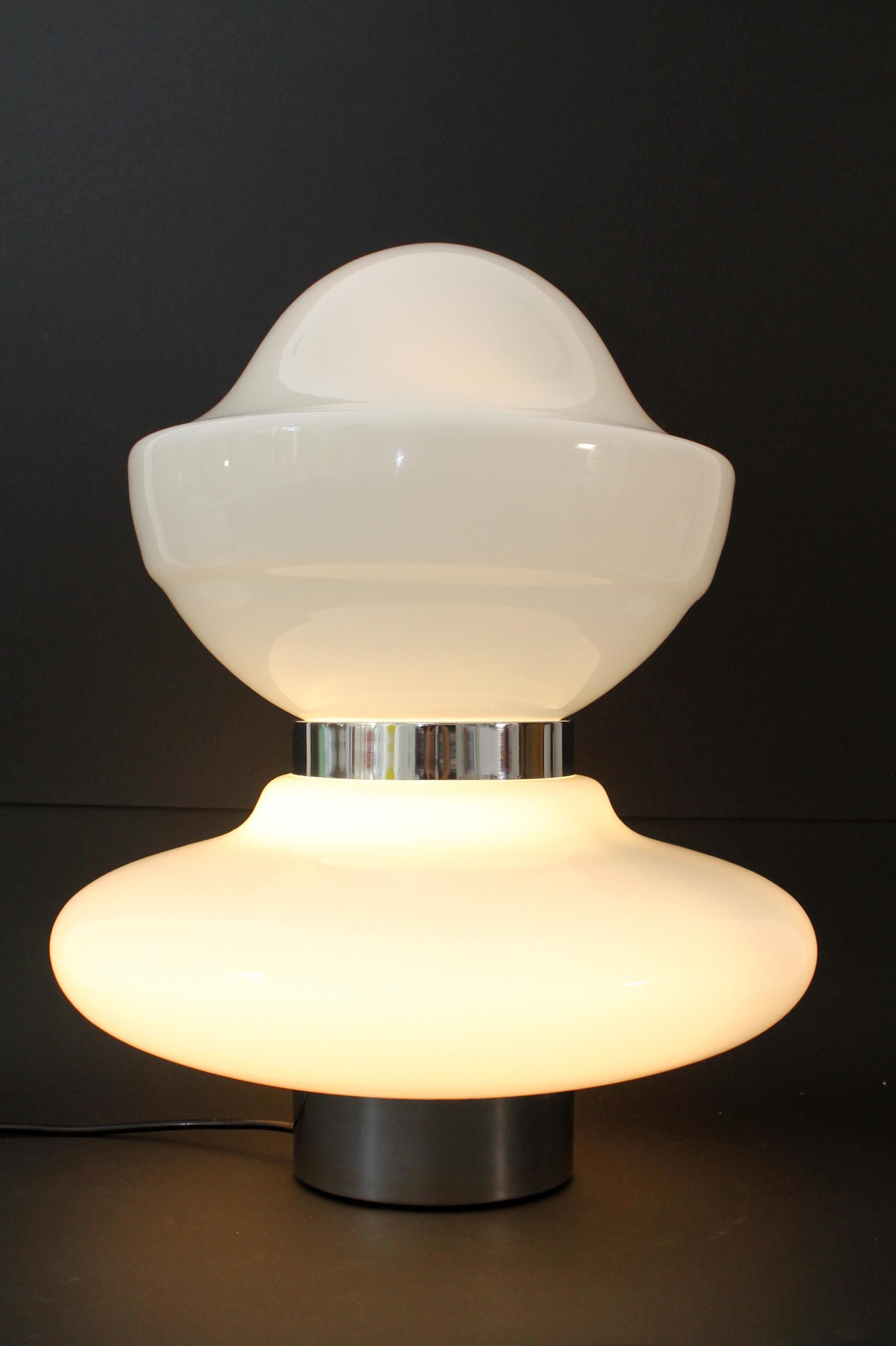 Sergio Mazza /// Lampe de table/lampe de sol en verre opalin emblématique (58 x44 cm) Italie, 1968 en vente 3