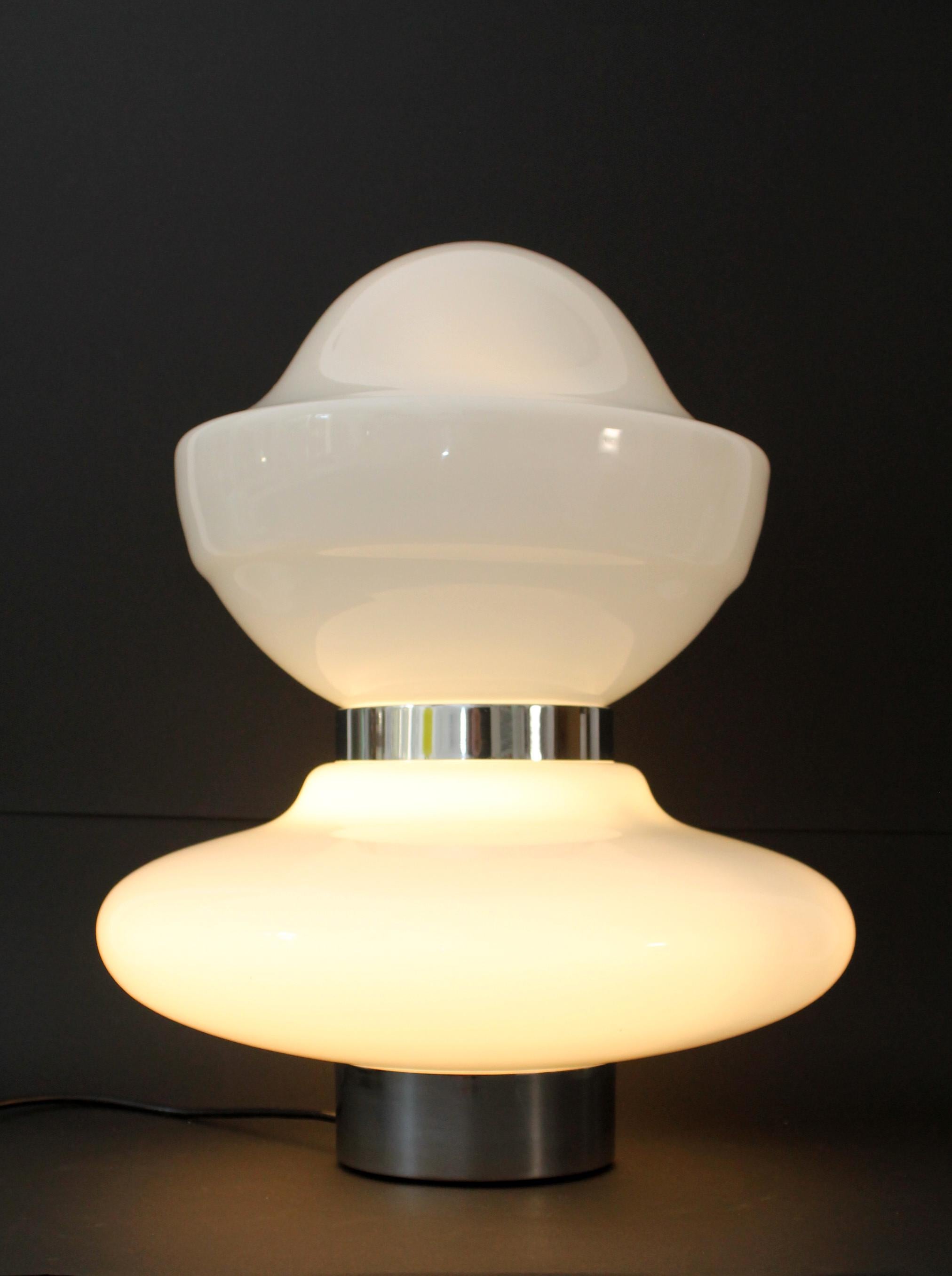 1960s Sergio Mazza table floor lamp glass stunning desk/table lamp.
Verre opalin entrecoupé d'anneaux en acier chromé.

Interrupteur d'origine (iconique interrupteur à pied à 3 voies de Vimar) qui permet d'allumer uniquement la base, uniquement