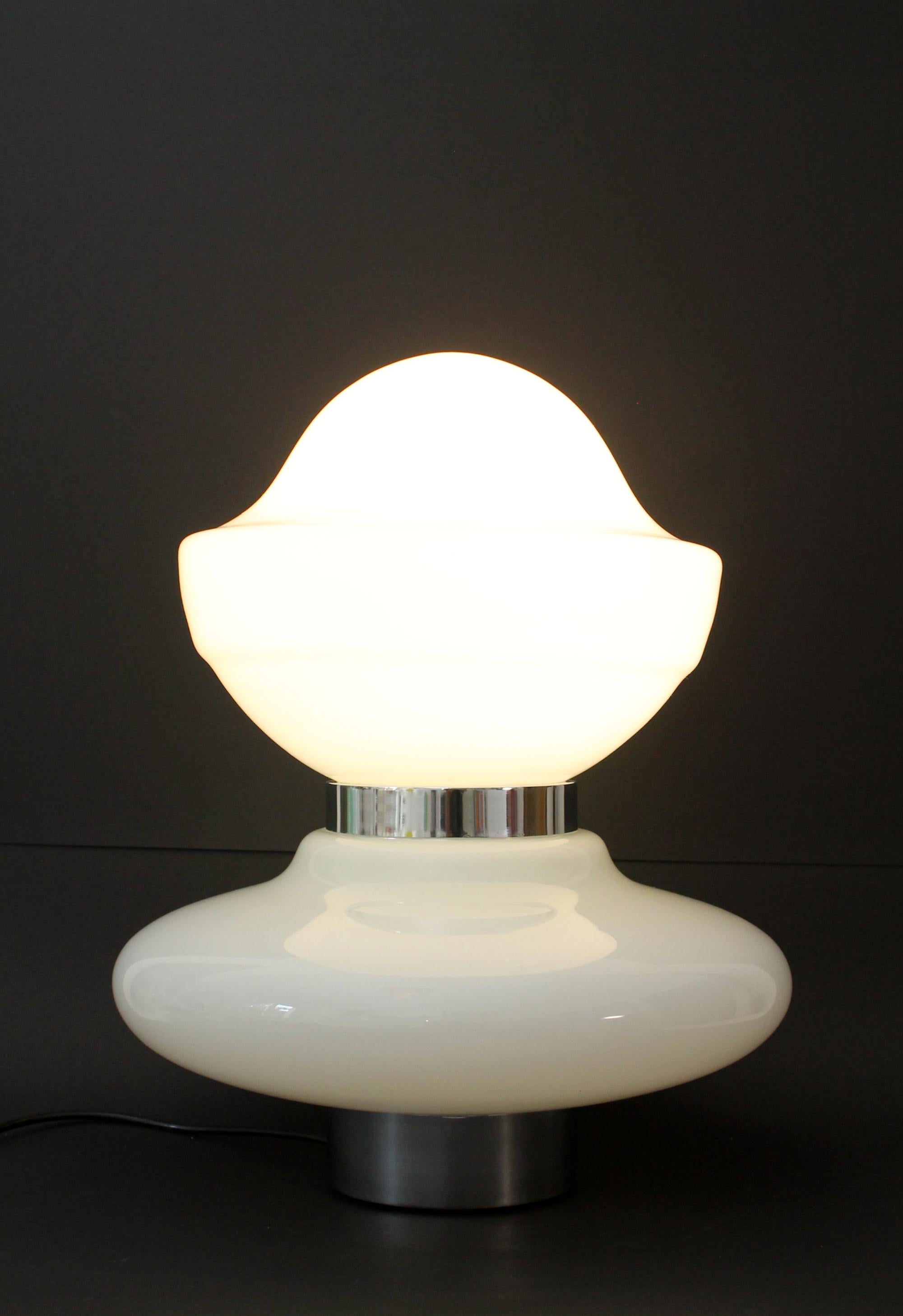 italien Sergio Mazza /// Lampe de table/lampe de sol en verre opalin emblématique (58 x44 cm) Italie, 1968 en vente
