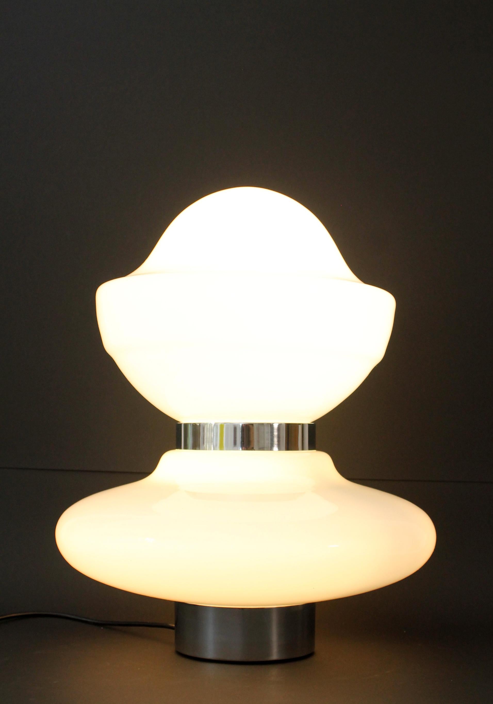 Fait main Sergio Mazza /// Lampe de table/lampe de sol en verre opalin emblématique (58 x44 cm) Italie, 1968 en vente