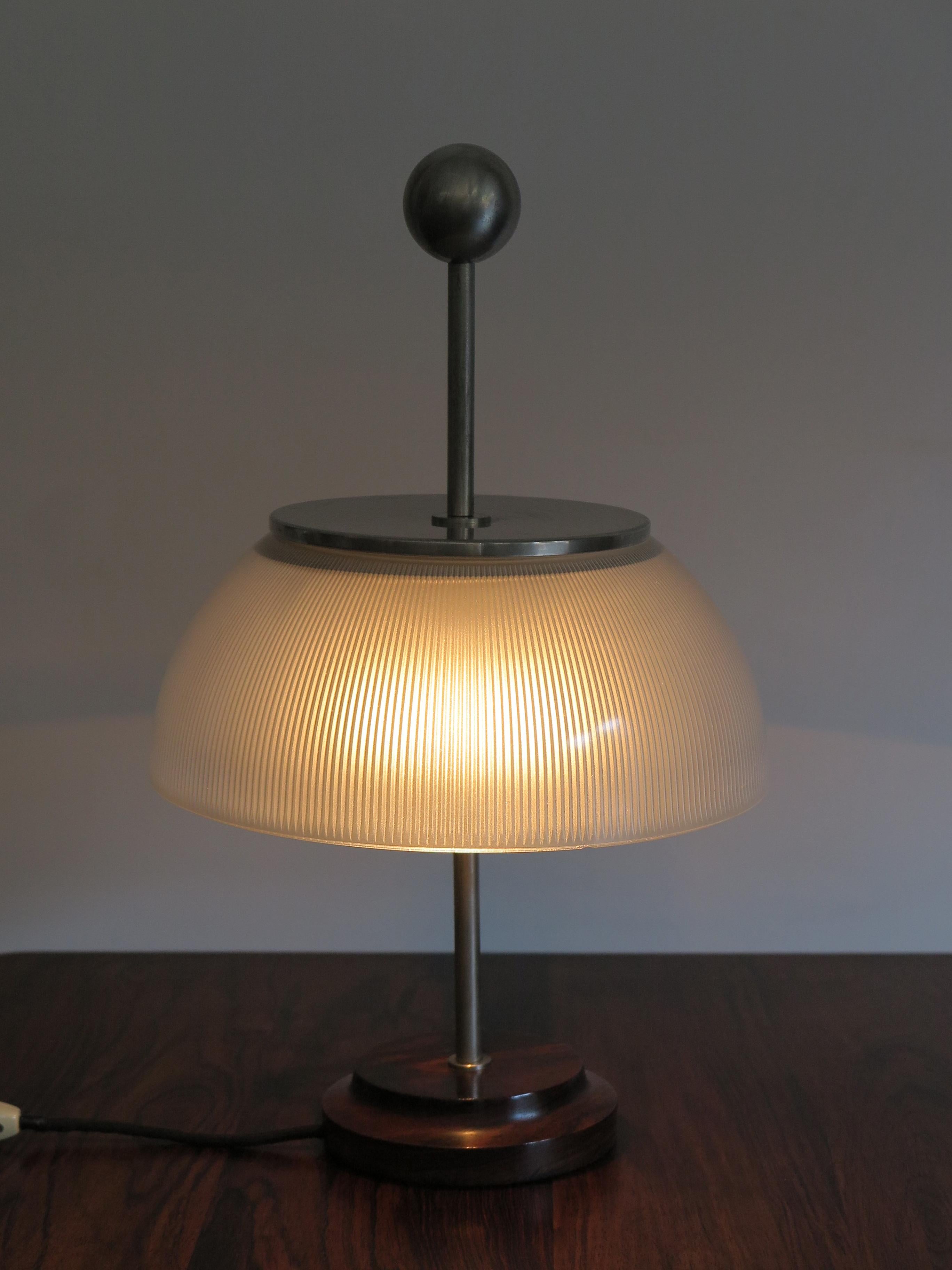 Italian table lamp model Alfa designed by Sergio Mazza for Artemide, structure and knob in matt nickel-plated brass, molded glass diffuser, rare model with wood base, 1960s
Literature:
Domus 399 (February 1963), pag. 107
Octagon 4 (January 1967),
