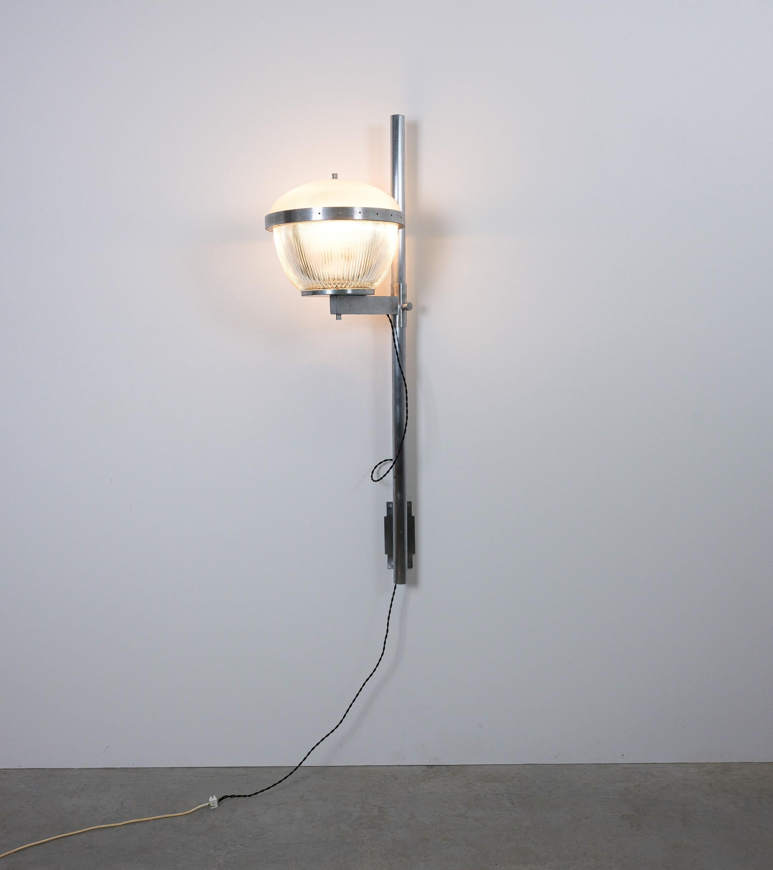 Satz von acht (8) monumentalen Sergio Mazza Wandlampen attr. Artemide, um 1960

Preis und Verkauf pro Stück. Abmessungen: 51,2
