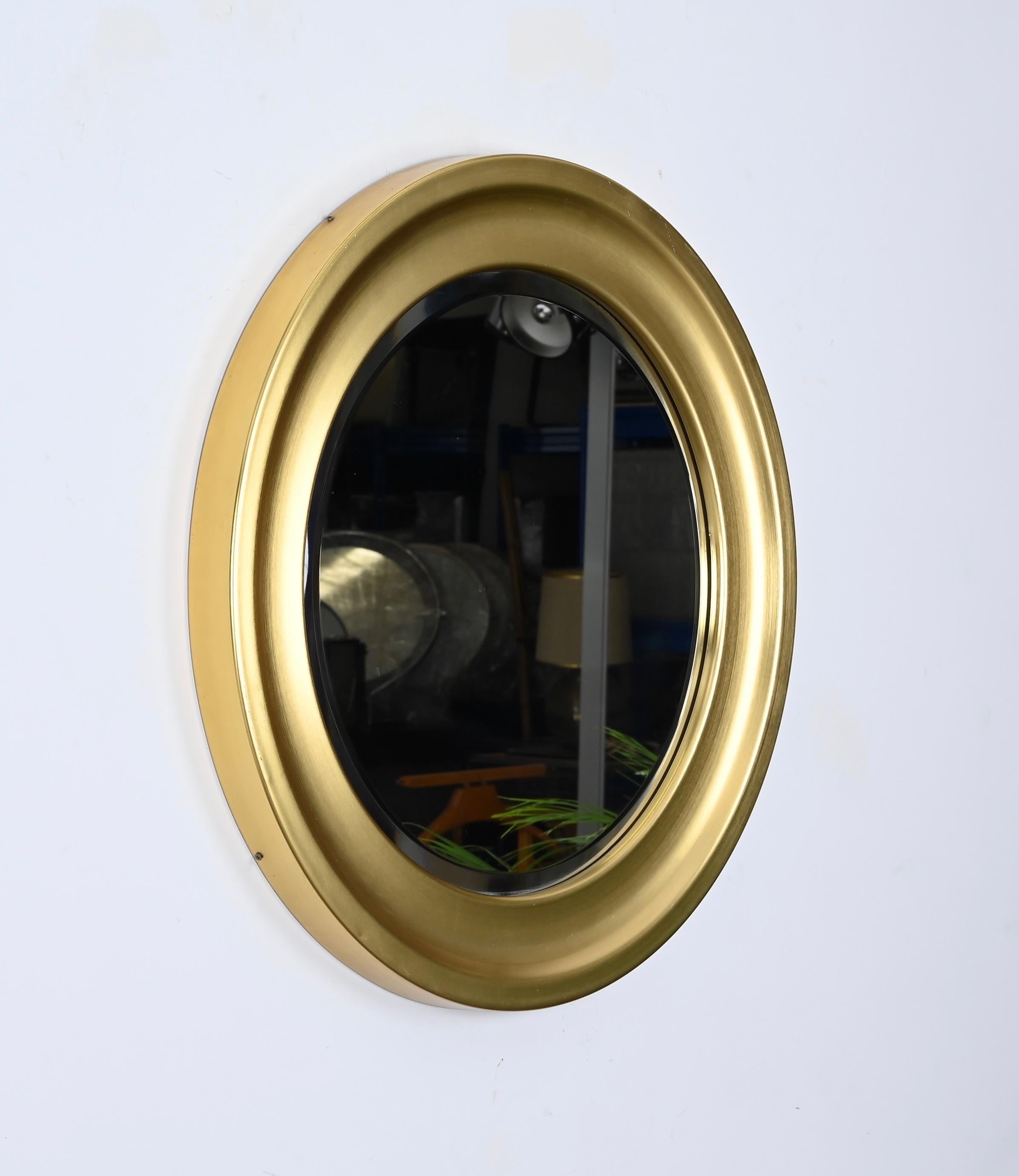 Prächtiger modernistischer Spiegel, entworfen von Sergio Mazza für Artemide in Italien in den 1960er Jahren.  

Diese seltene Version des Spiegels hat einen prächtigen runden Rahmen aus goldenem Metall mit einem runden, abgeschrägten Spiegel. 

Ein