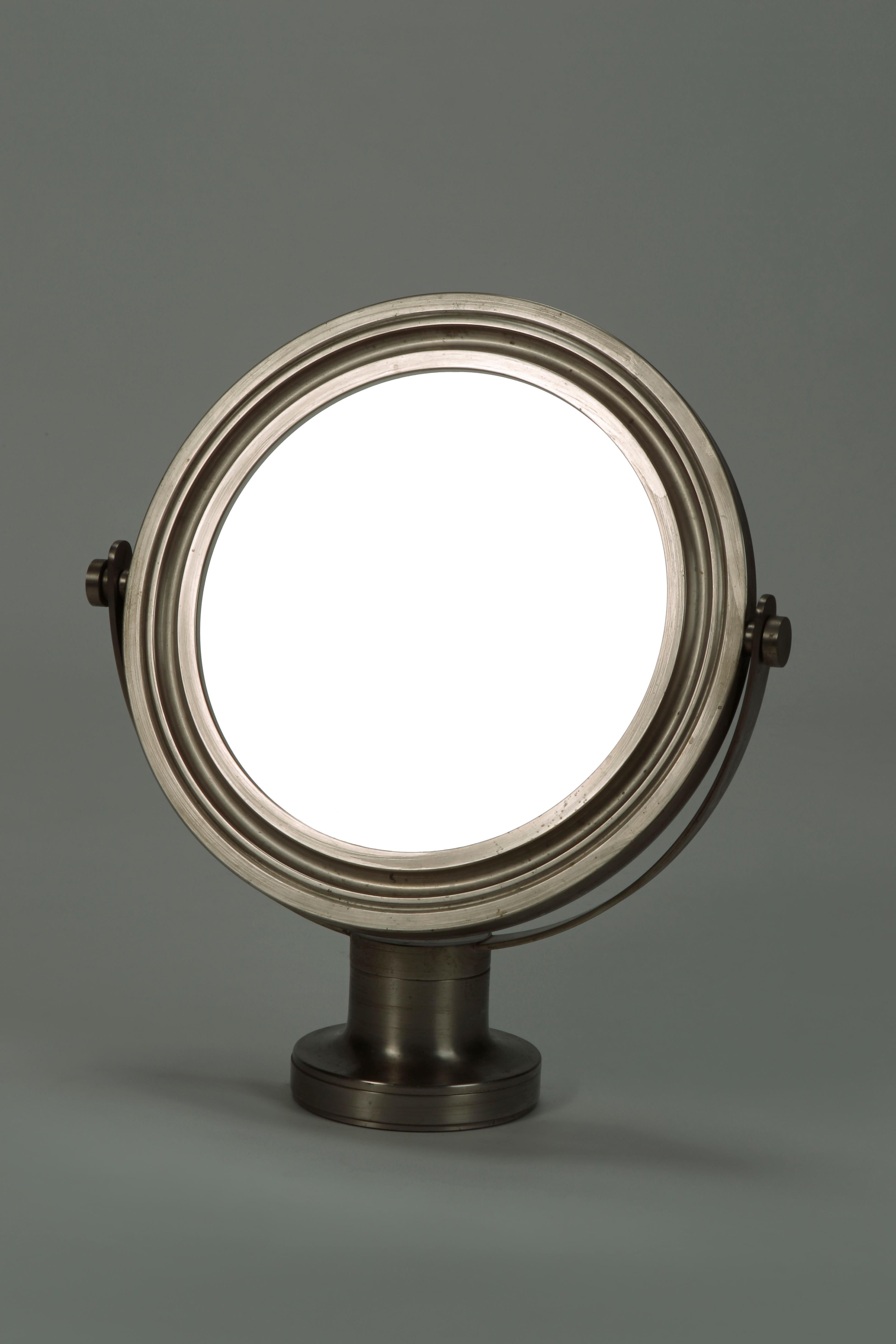 Narciso mirror by Sergio Mazza from the 60 years for Artemide Milano. With stable base and tiltable round mirror. Metal frame in original slightly opaque surface. Very good vintage condition.