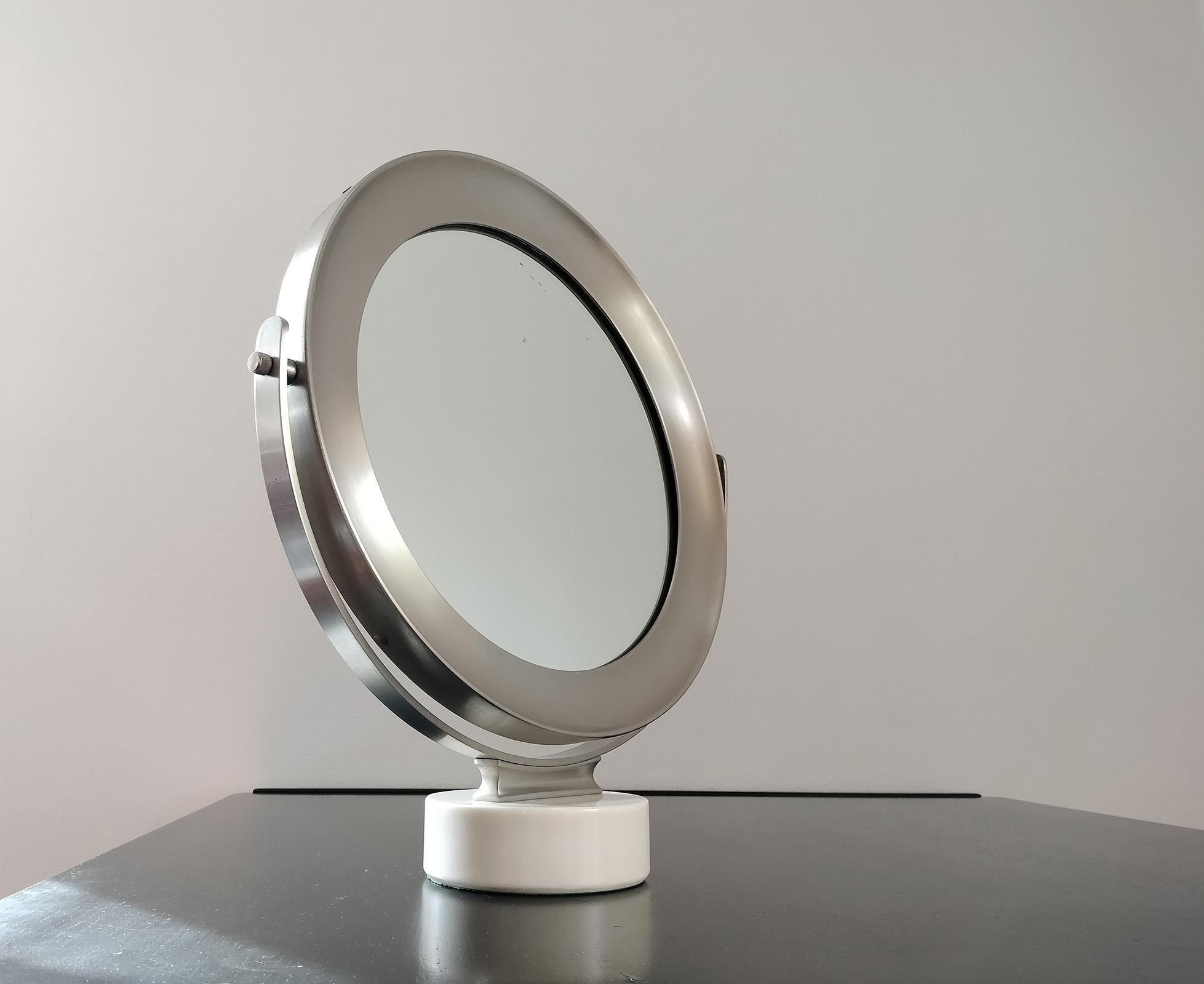 Miroir à poser Narciso : il s'agit d'un miroir entièrement pivotant avec un cadre en laiton nickelé mat et une base en marbre blanc.
Conçue par Sergio Mazza et produite par Artemide au début des années 70. 

Littérature : Catalogue Artemide 1973