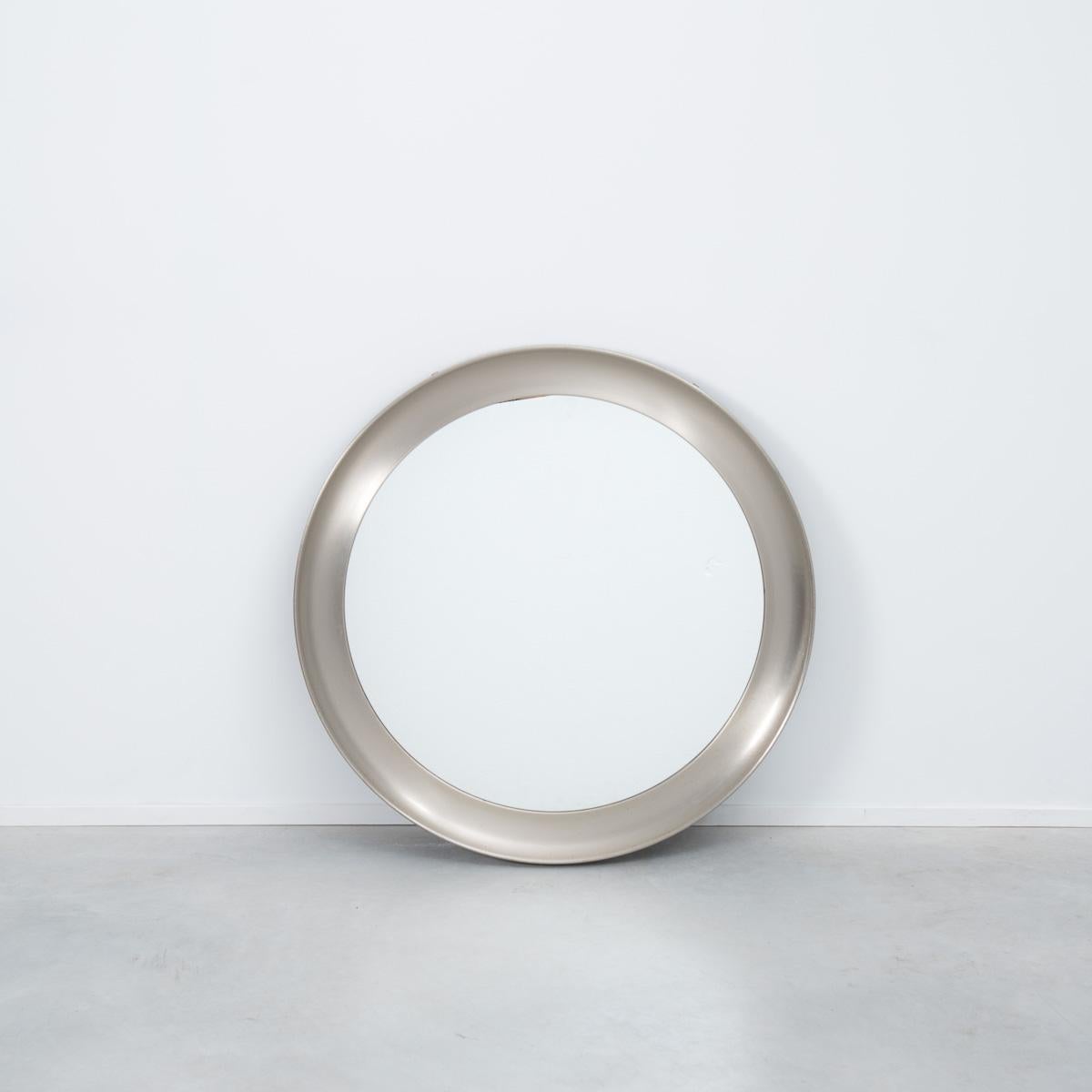 Named after the Greek god ‘Narcissus’, who became infatuated with his reflection, this simplistic beauty of this piece resonates in its simplicity.
Sergio Mazza was born in Milan in 1931. He studied architecture and eventually opened his practice