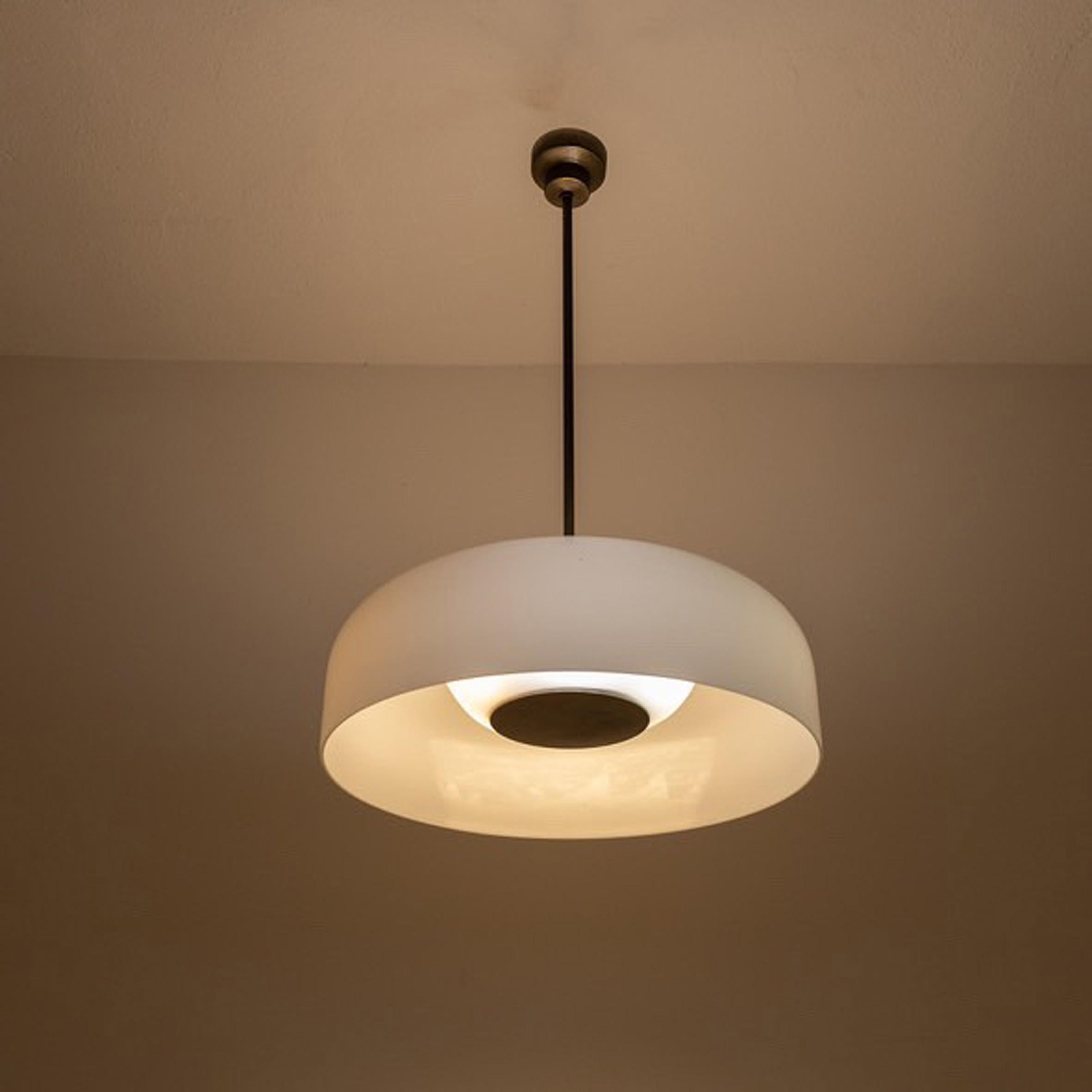 Sergio Mazza

Pandora

Una lampada a sospensione molto rara e bella, con il paralume semisferico in vetro bianco centrato da una piastra in ottone che nasconde le sei luci, sostenuta da uno stelo in ottone.
Prodotto da Artemide,