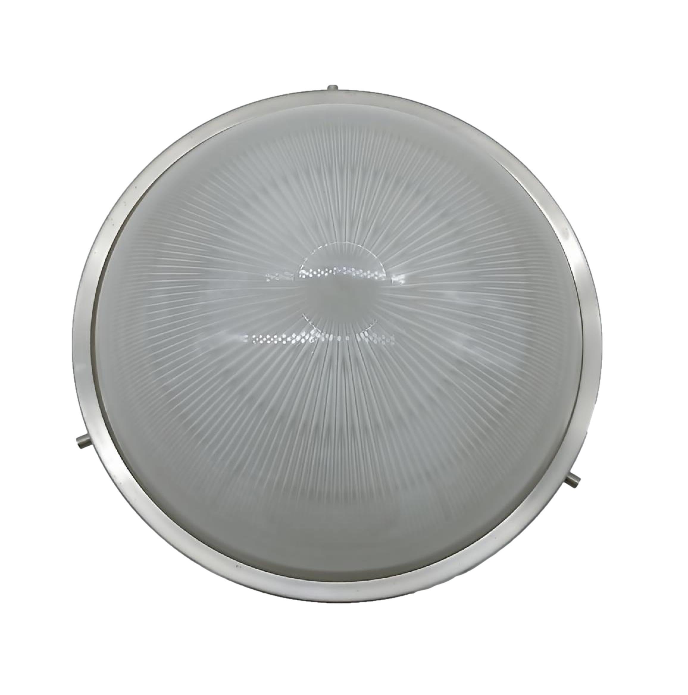 Plafón o aplique Mod. 'Sigma' de latón niquelado prensado de cristal opalino con dos luces de Sergio Mazza para la empresa Artemide en los años 60
Nacido en Italia en 1931, Sergio Mazza creó una serie de diseños icónicos para Artemide durante la