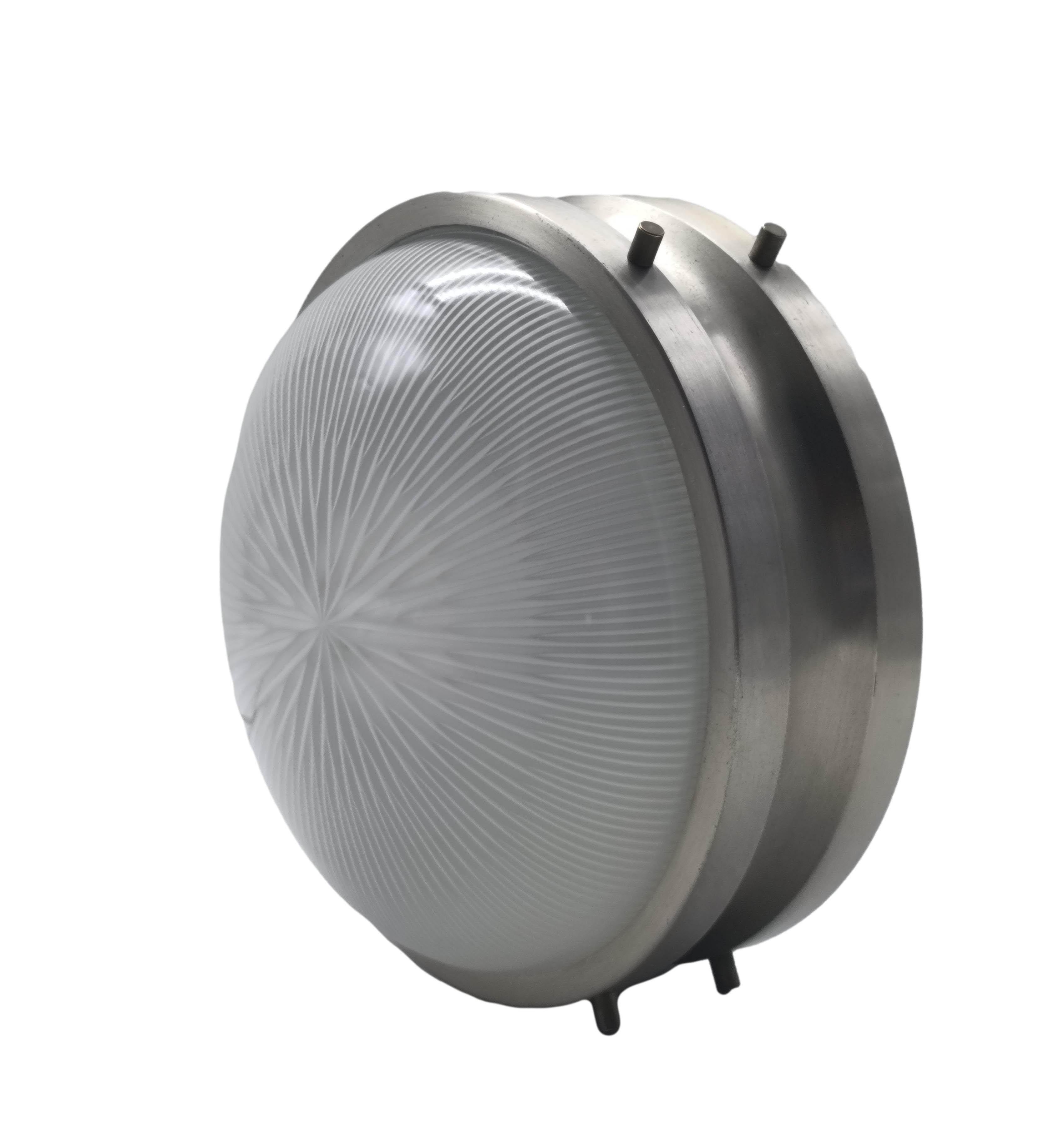Lampada da parete/soffitto Mod. Sigma disegnata da Sergio Mazza per Artemide. 
Struttura in  ottone nichelato e vetro opalino pressato. Minimalista e raffinata, questa lampada iconica può essere utilizzata per applicazioni a parete o a