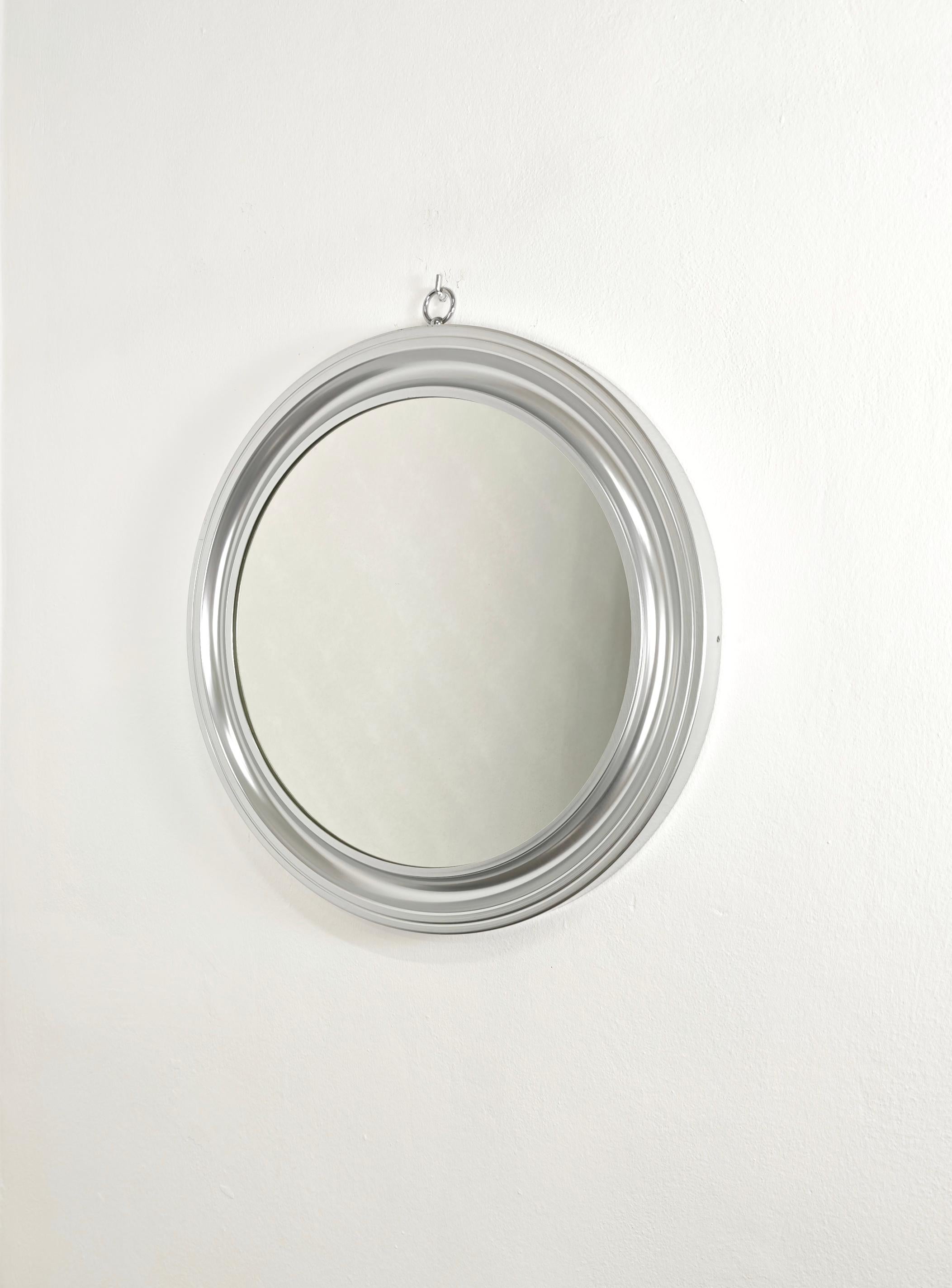 Miroir mural conçu par Sergio Mazza, de forme ronde, entièrement en aluminium galvanisé. Production italienne des années 70. Ce miroir simple est saisissant et moderne, un vrai bonheur pour le salon. Veuillez regarder attentivement la vidéo et les