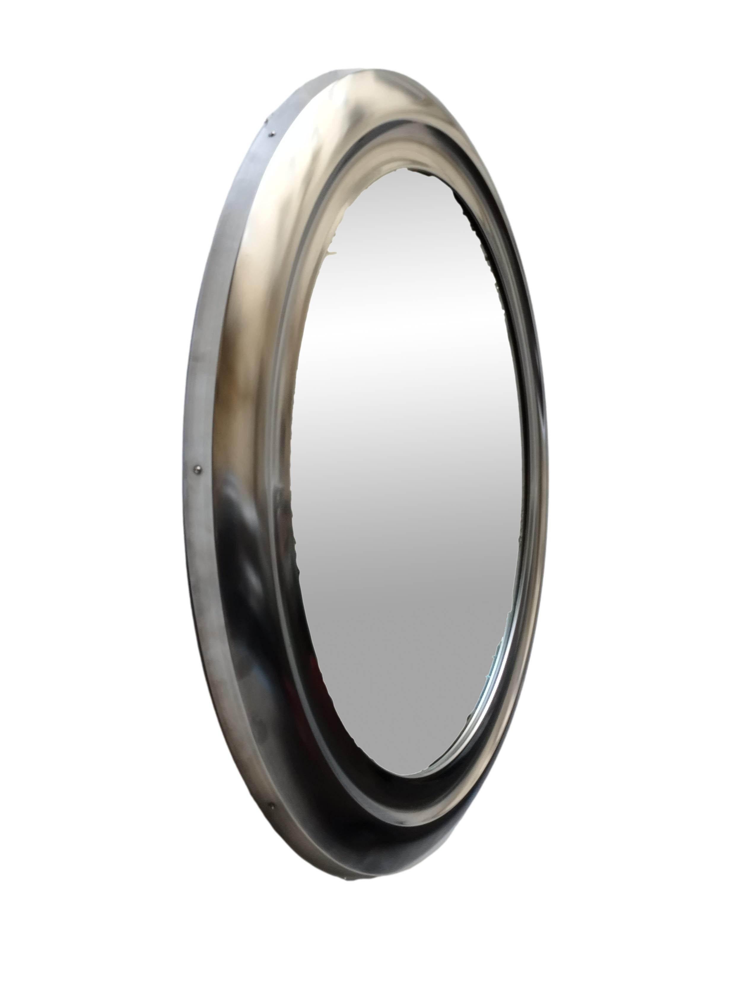 Beautiful circular wall mirror with aluminum edge, Made in Italy around 1960.
The large round shape and aluminum edge give the piece a modern and pleasing style.