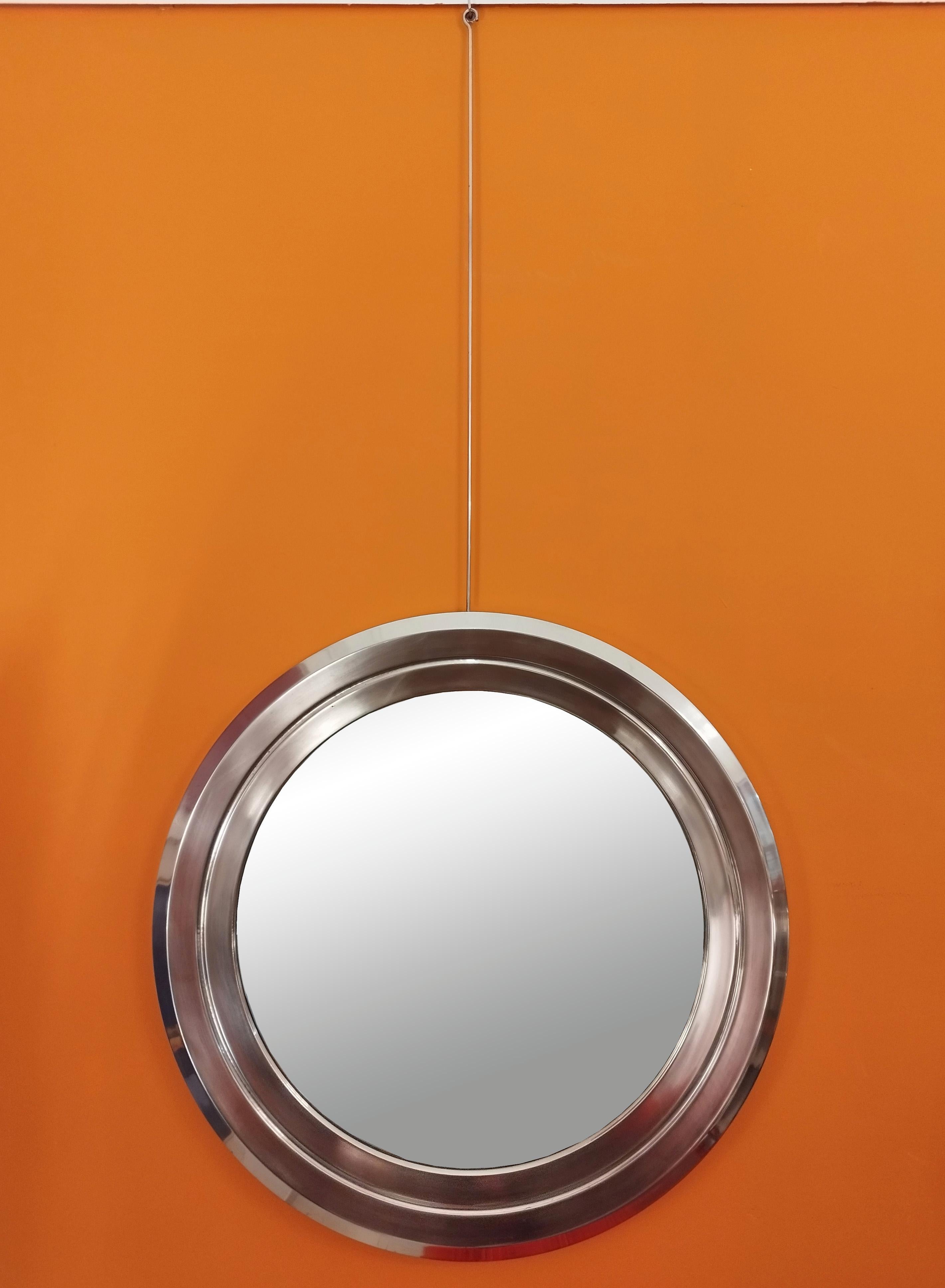 Circular wall mirror with brushed aluminum frame and black painted metal back panel and tubular steel Ddesigned by Segio Mazza in the 1960s.
The state of preservation is excellent as the original patina has given value and depth to this object.