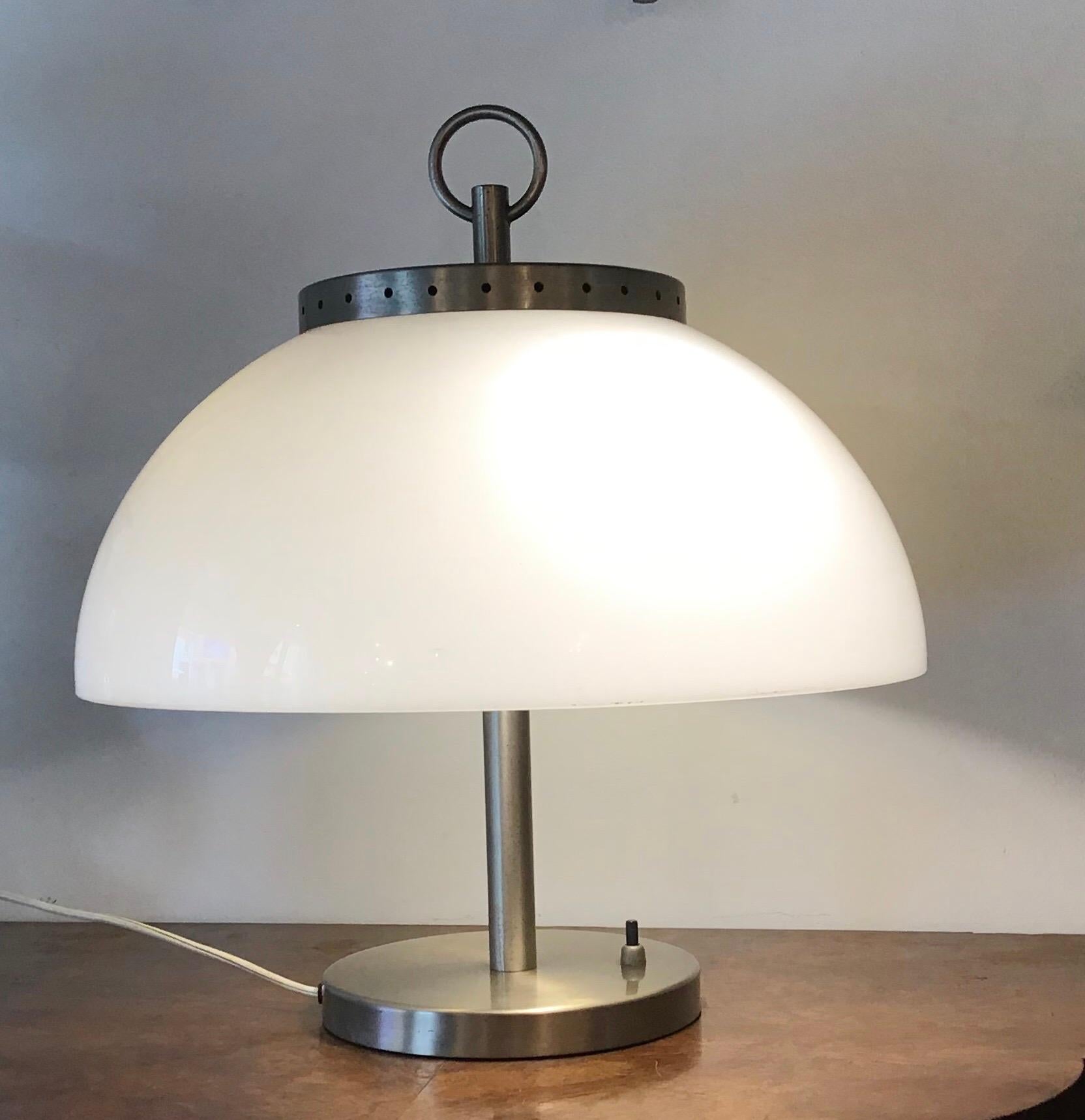 Altro Sergio Mazza Lampada da tavolo in metallo e plexiglass cromatico, 1968, Italia in vendita