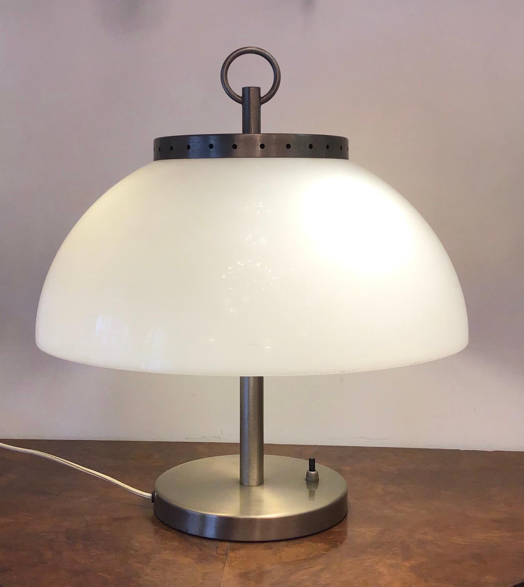 Metà XX secolo Sergio Mazza Lampada da tavolo in metallo e plexiglass cromatico, 1968, Italia in vendita