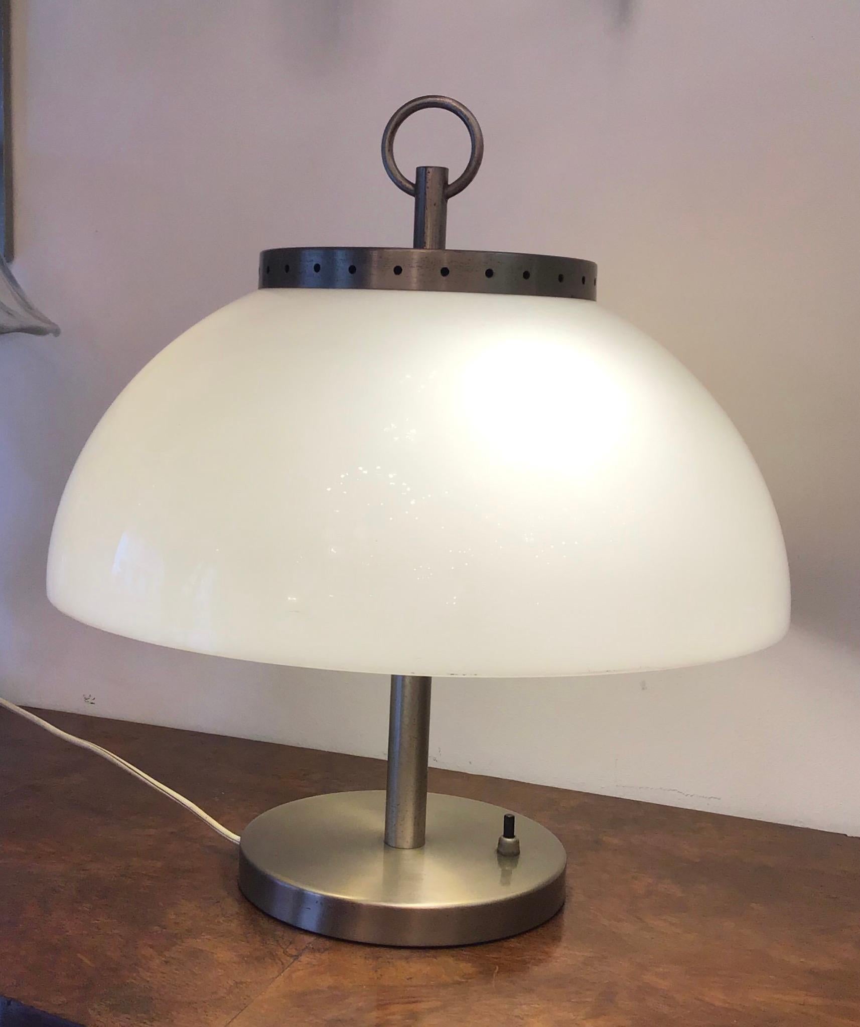 Metallo Sergio Mazza Lampada da tavolo in metallo e plexiglass cromatico, 1968, Italia in vendita