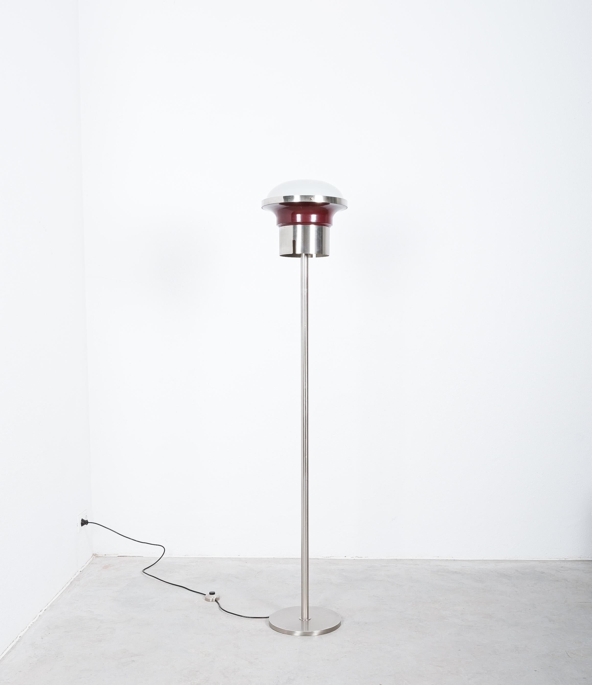 Sergio Mazza, Stehlampe aus taufarbenem Glas und Nickel, Italien, Mitte des Jahrhunderts im Angebot 1