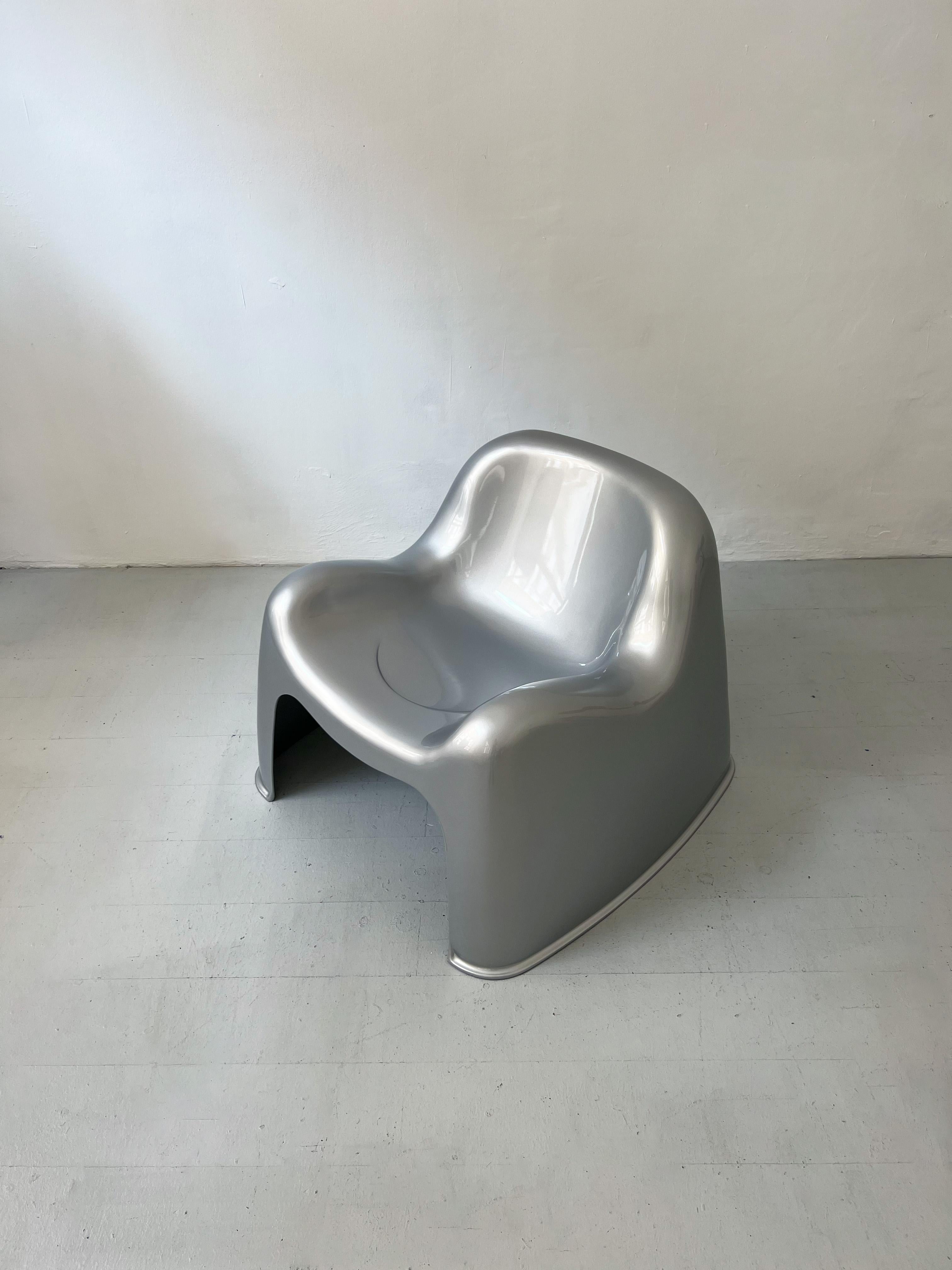 In the creative landscape of 1968, Sergio Mazza birthed the Toga Chair, a remarkable piece of furniture fashioned entirely from molded fiberglass. Its sinuous contours transform it into more than just a seat; it becomes an organic sculpture in its