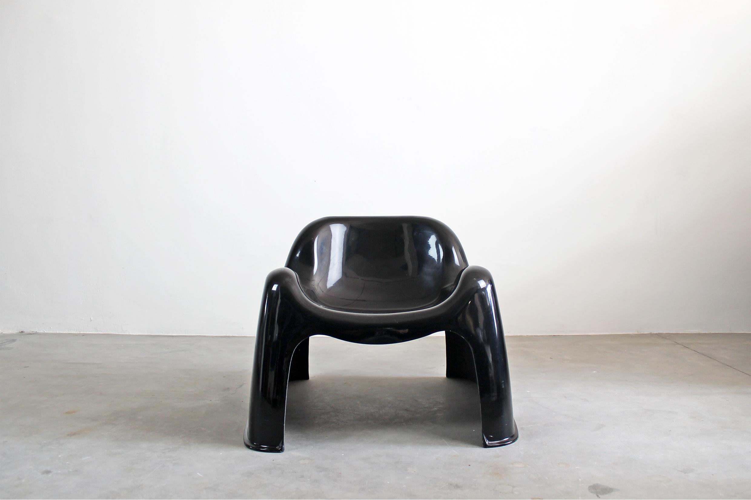 Toga chair was realized in hot-press moulded black fibreglass designed by Sergio Mazza in 1968 and manufactured by Artemide, Italy. 

The Toga chair is part of the Albert & Victoria Museum collection in London

The 'Toga' is a stacking chair,