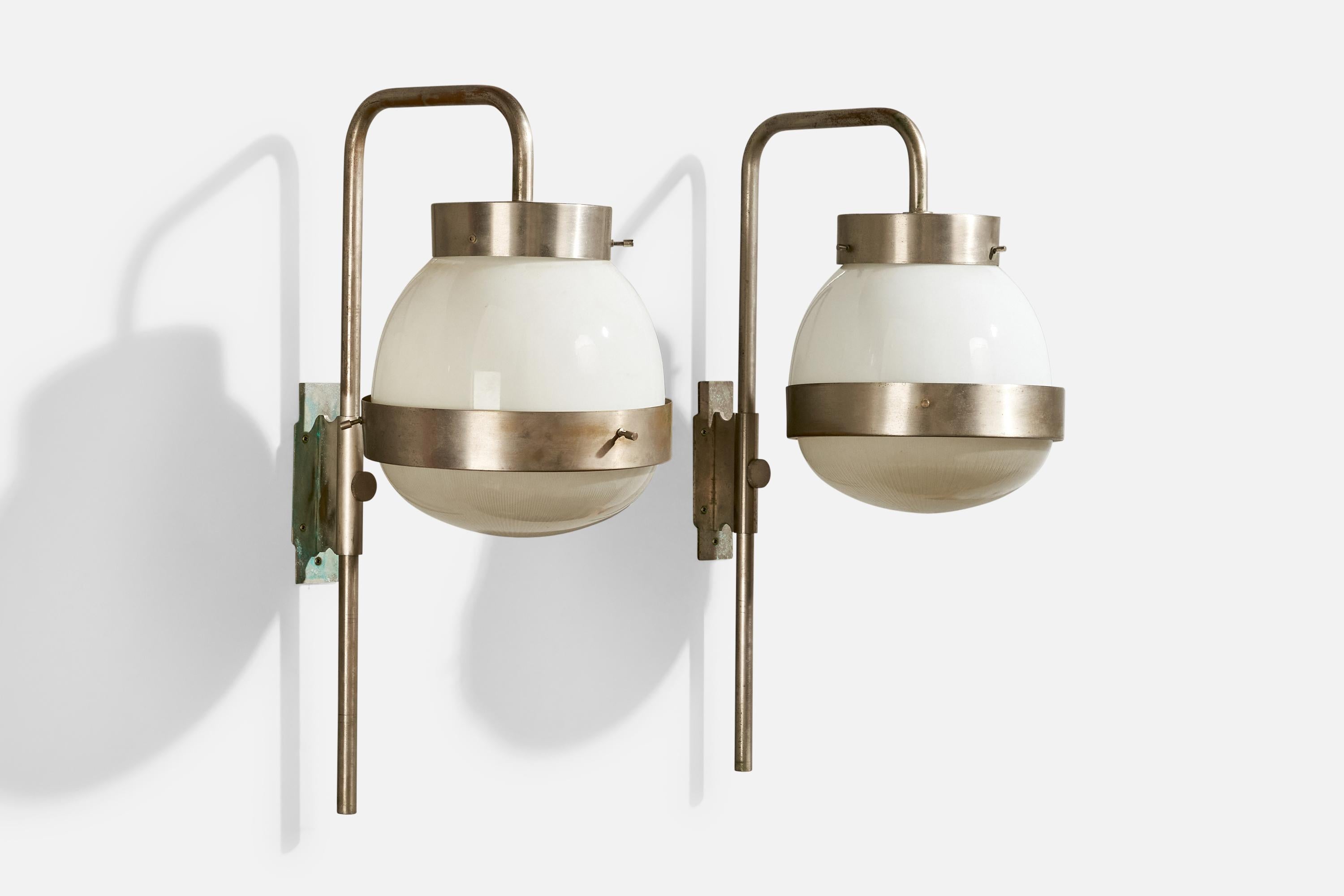Ein Paar Wandleuchten aus Stahl und Glas, entworfen von Sergio Mazza und hergestellt von Artemide, Italien, 1960er Jahre.

Gesamtabmessungen (Zoll): 25,5