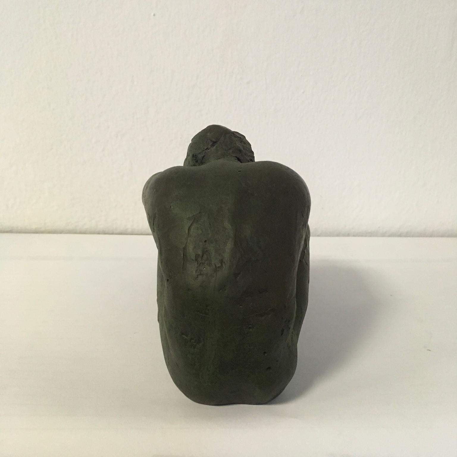Crouched Body von Sergio Monari 1985 Figurative Skulptur aus patinierter Bronzeguss im Angebot 3