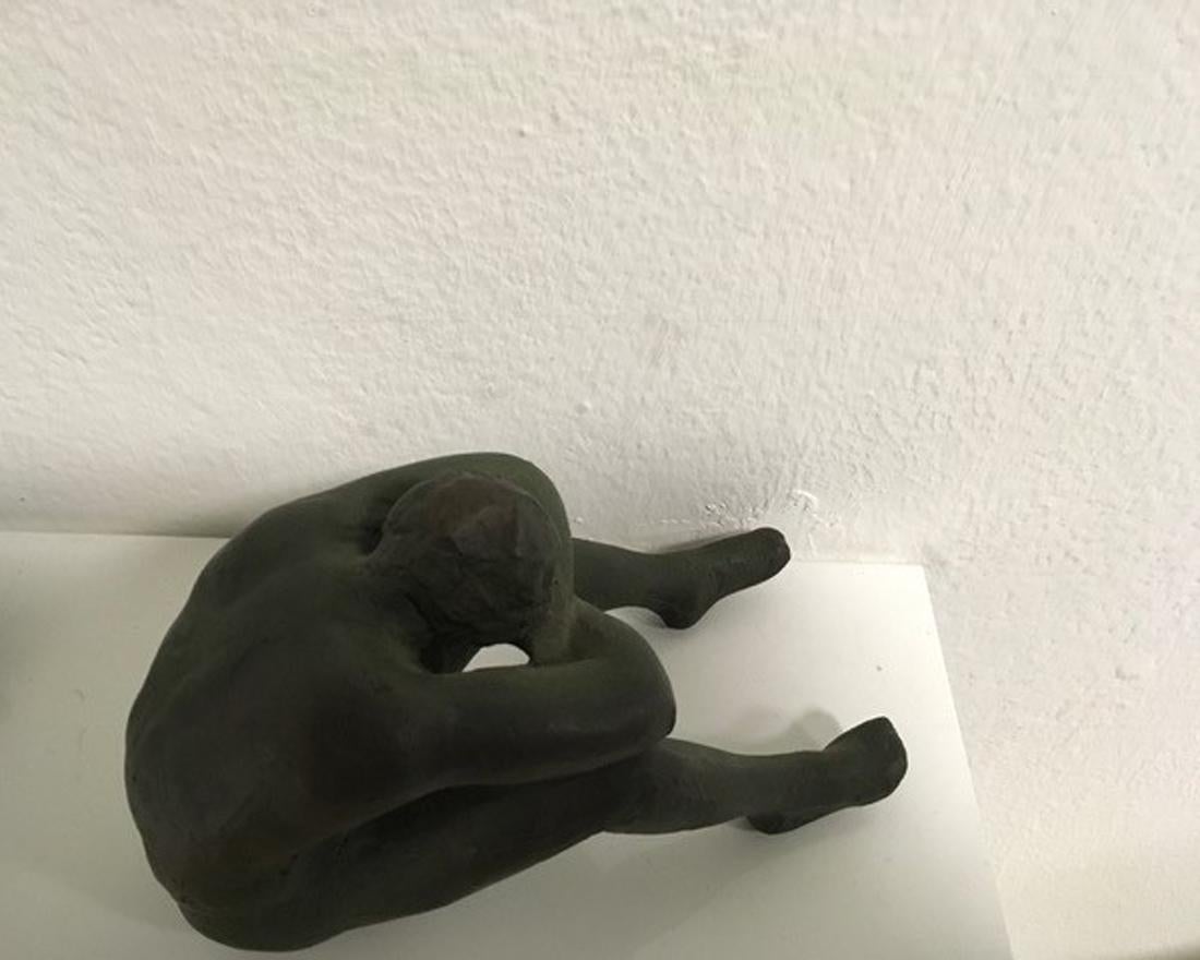Crouched Body von Sergio Monari 1985 Figurative Skulptur aus patinierter Bronzeguss im Angebot 5