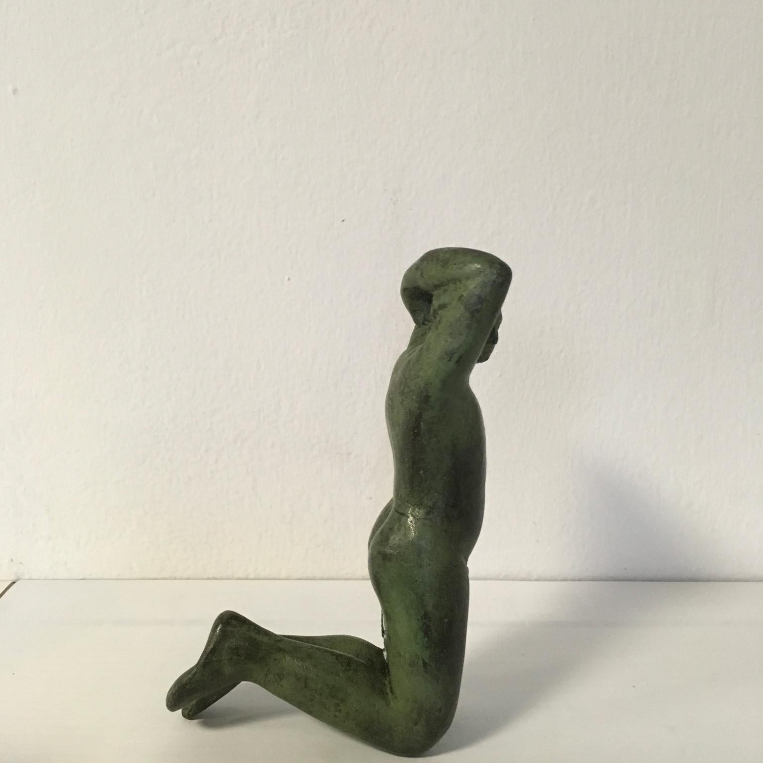 Cuerpo tendido de Sergio Monari 1985 Escultura figurativa Fundición de bronce patinado en venta 2
