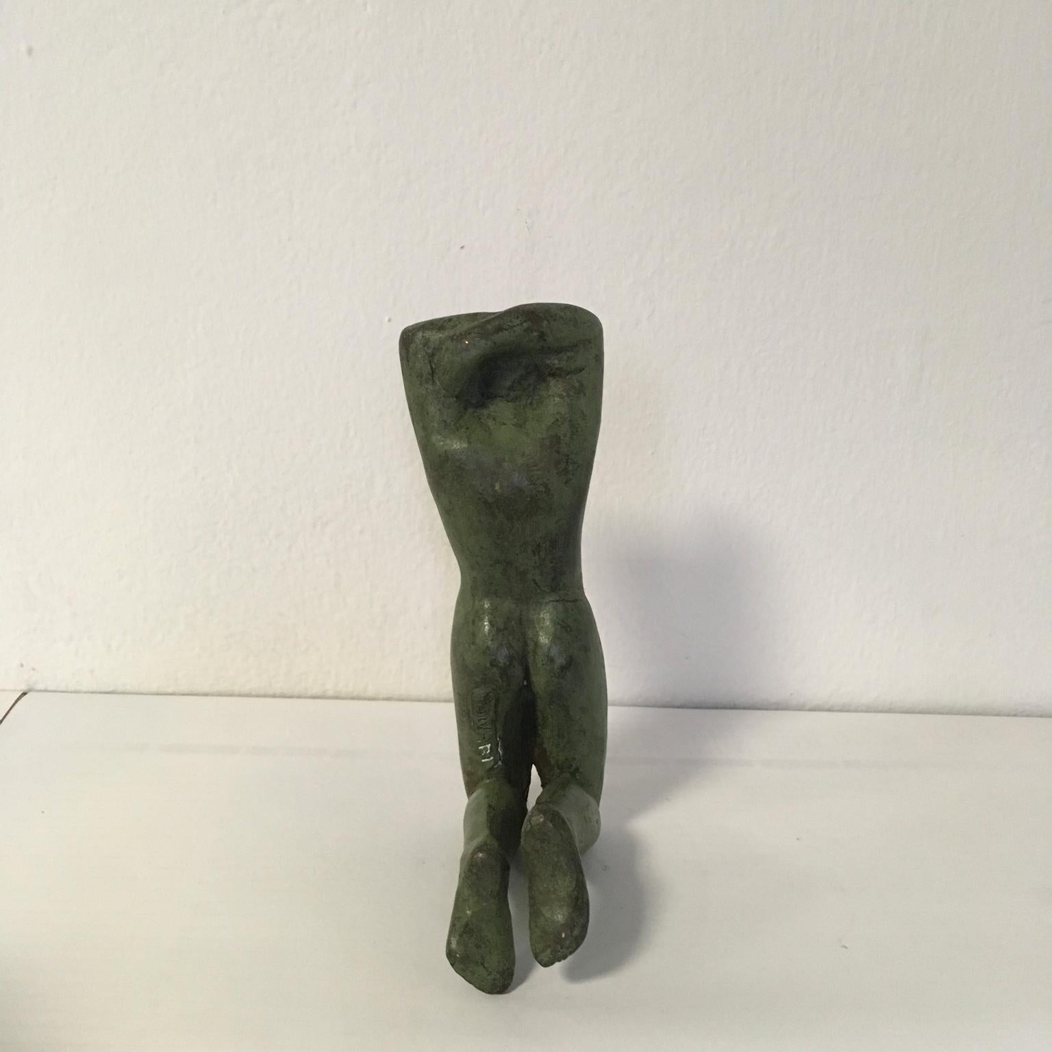 Cuerpo tendido de Sergio Monari 1985 Escultura figurativa Fundición de bronce patinado en venta 3