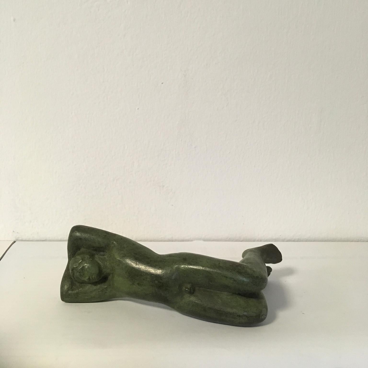 Cuerpo tendido de Sergio Monari 1985 Escultura figurativa Fundición de bronce patinado en venta 4